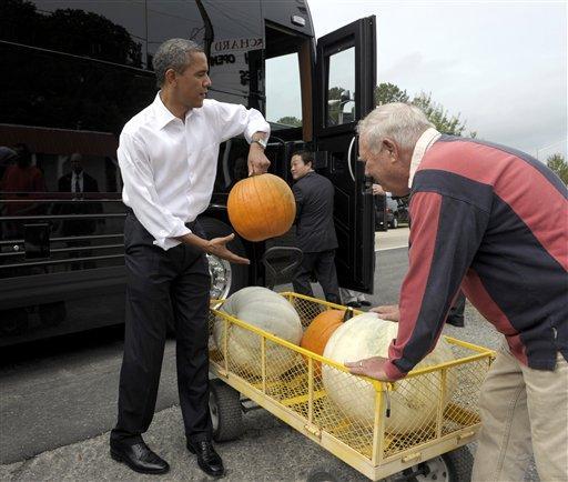 Obama loads presidential bus with pumpkins