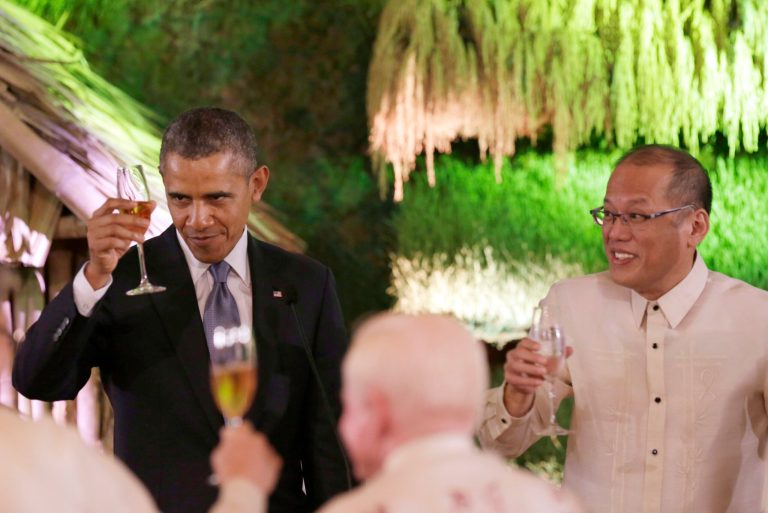 U.S. President Barack Obama, left, and Philippine President Benigno Aquino III raise glasses for a toast during a state dinner at Malacanang Palace in Manila, Philippines, Monday, April 28, 2014. (AP Photo/Francis R. Malasig, Pool)