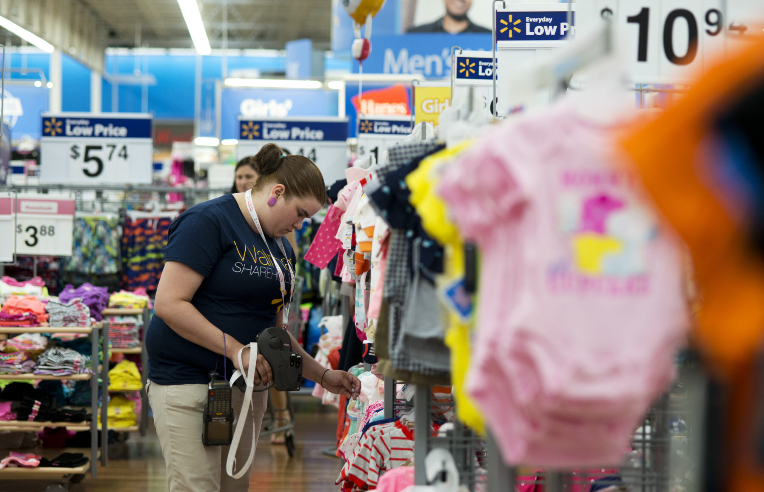 Wal-Mart cuts profit outlook