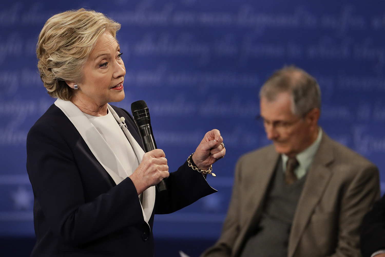 Clinton demands Trump apologize for embracing birtherism