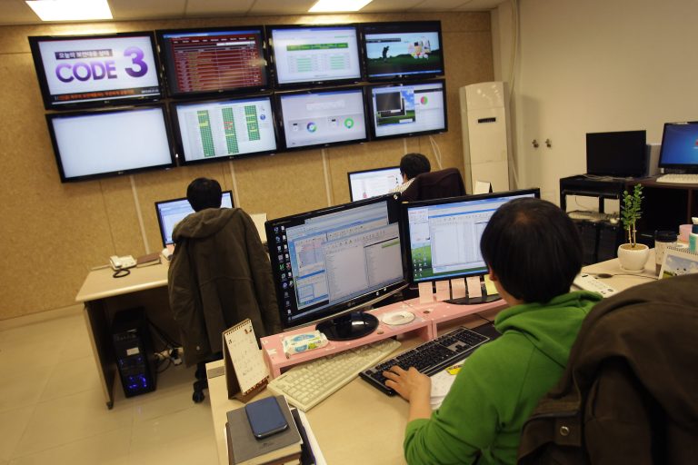 Researchers inspecting for computer viruses at Hauri Inc. the IT security software vendor on March 21, 2013 in Seoul, South Korea. (Photo by Chung Sung-Jun/Getty Images)