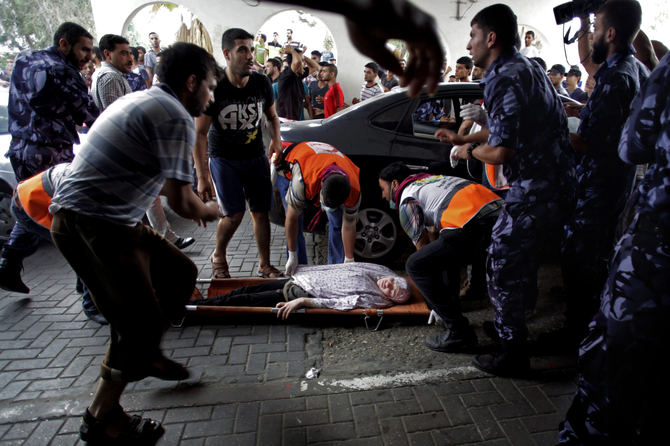 Amid bloodshed, frenetic Gaza hospital improvises