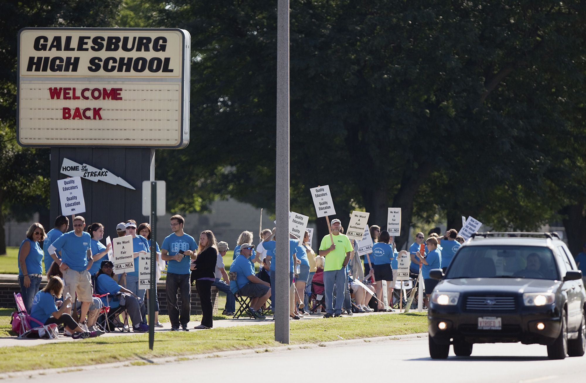 Northwest Illinois teachers strike over contract