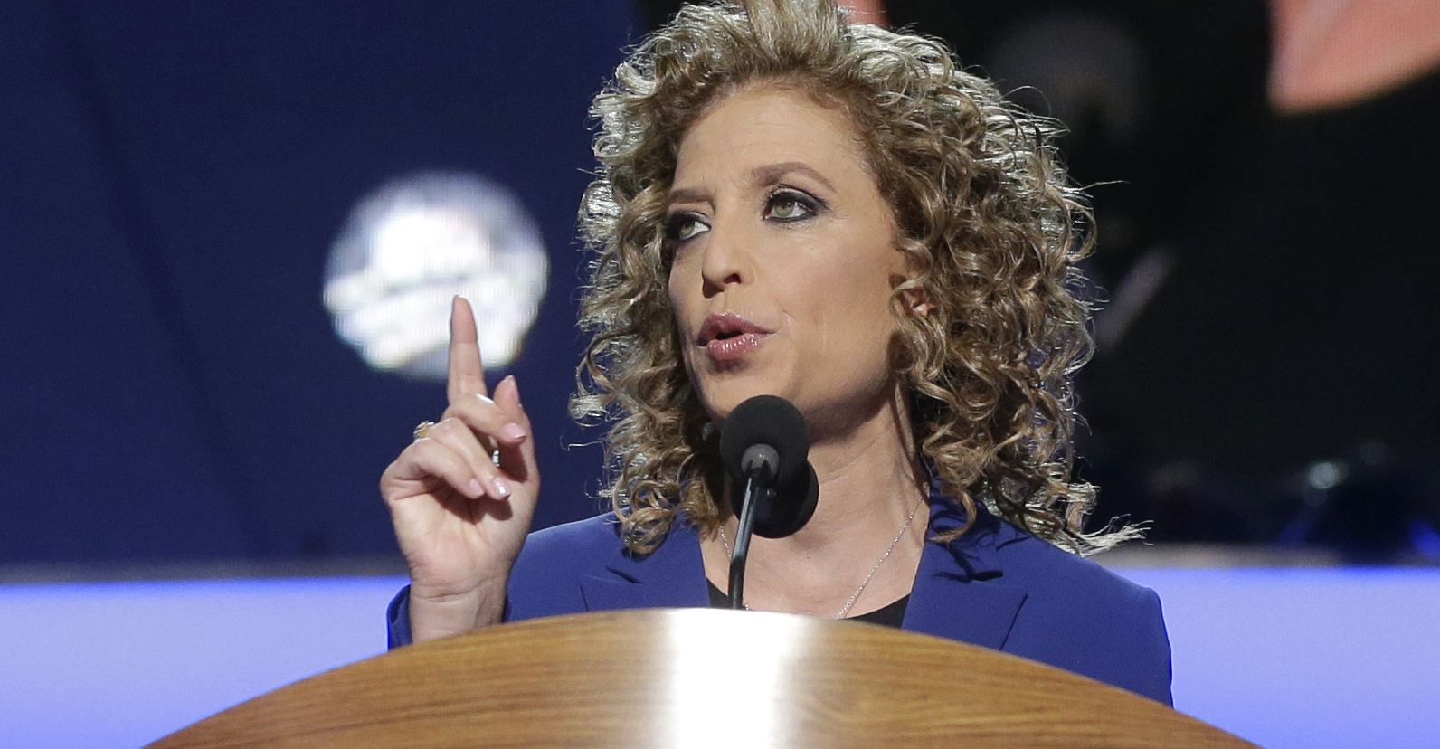 DNC chief slams 4 GOP candidates, demands apology for Muslim comments