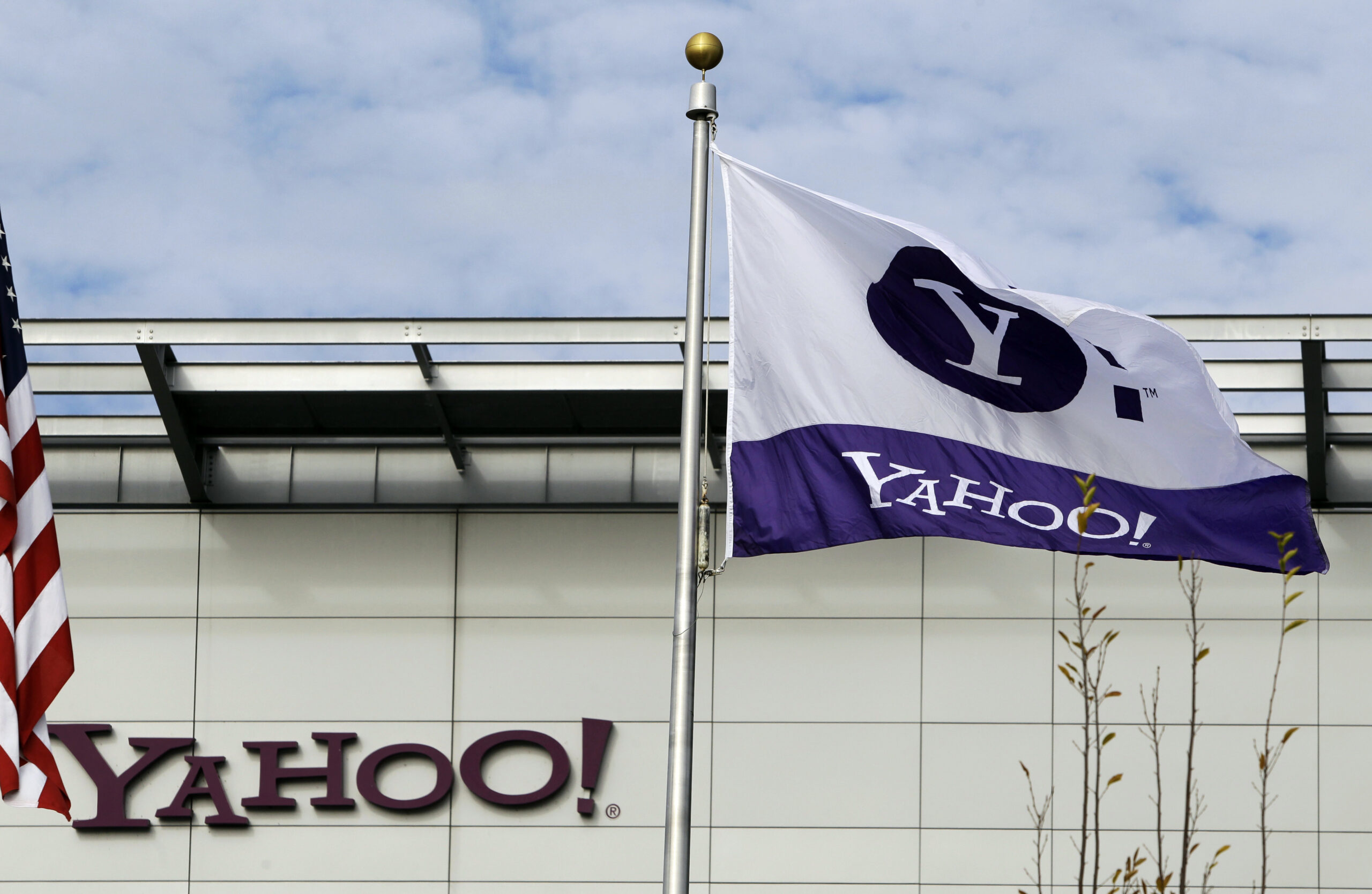 Yahoo tests pilot program to force ads on users