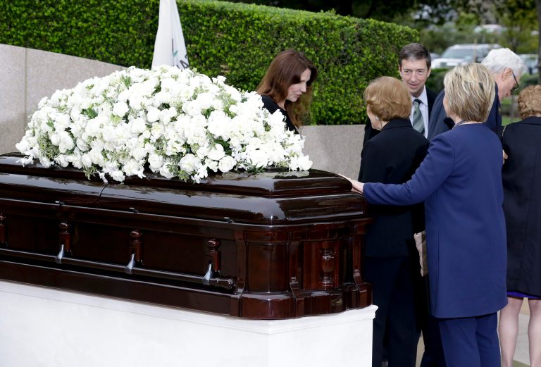 Patti Davis, left, greets Rosalynn Carter as Hillary Clinton touches the casket during the graveside service for Nancy Reagan at the Ronald Reagan Presidential Library, Friday, March 11, 2016 in Simi Valley, Calif. (AP Photo/Chris Carlson)