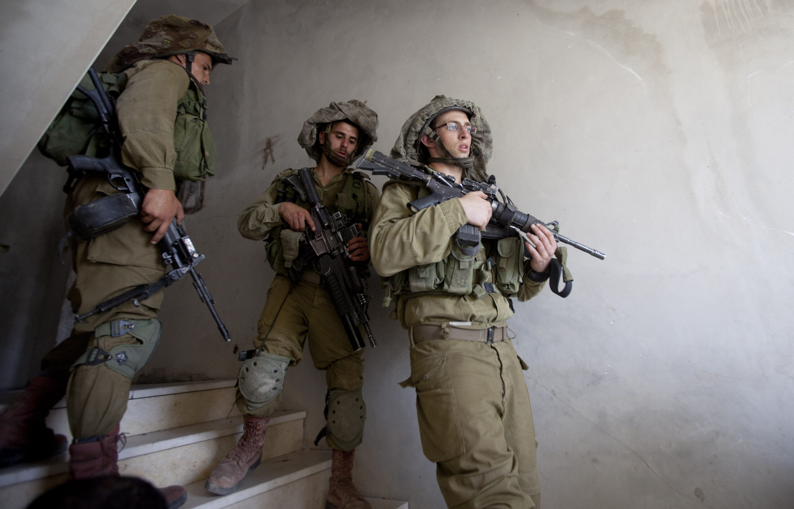 Israeli troops kill Palestinian in arrest raids