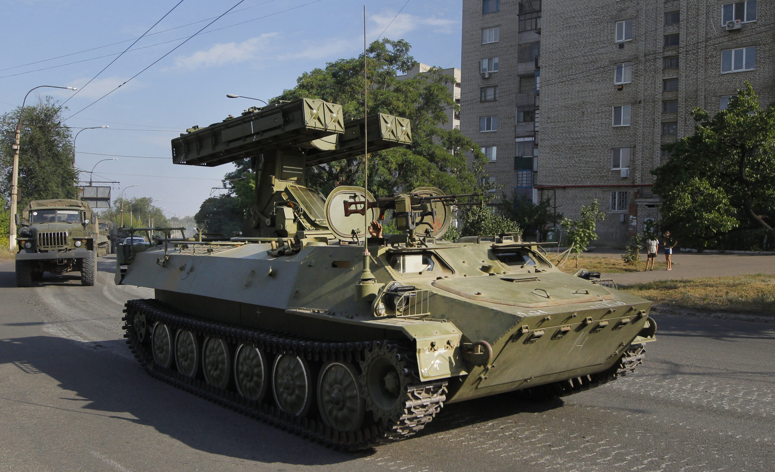 Weapons convoys seen rolling in eastern Ukraine