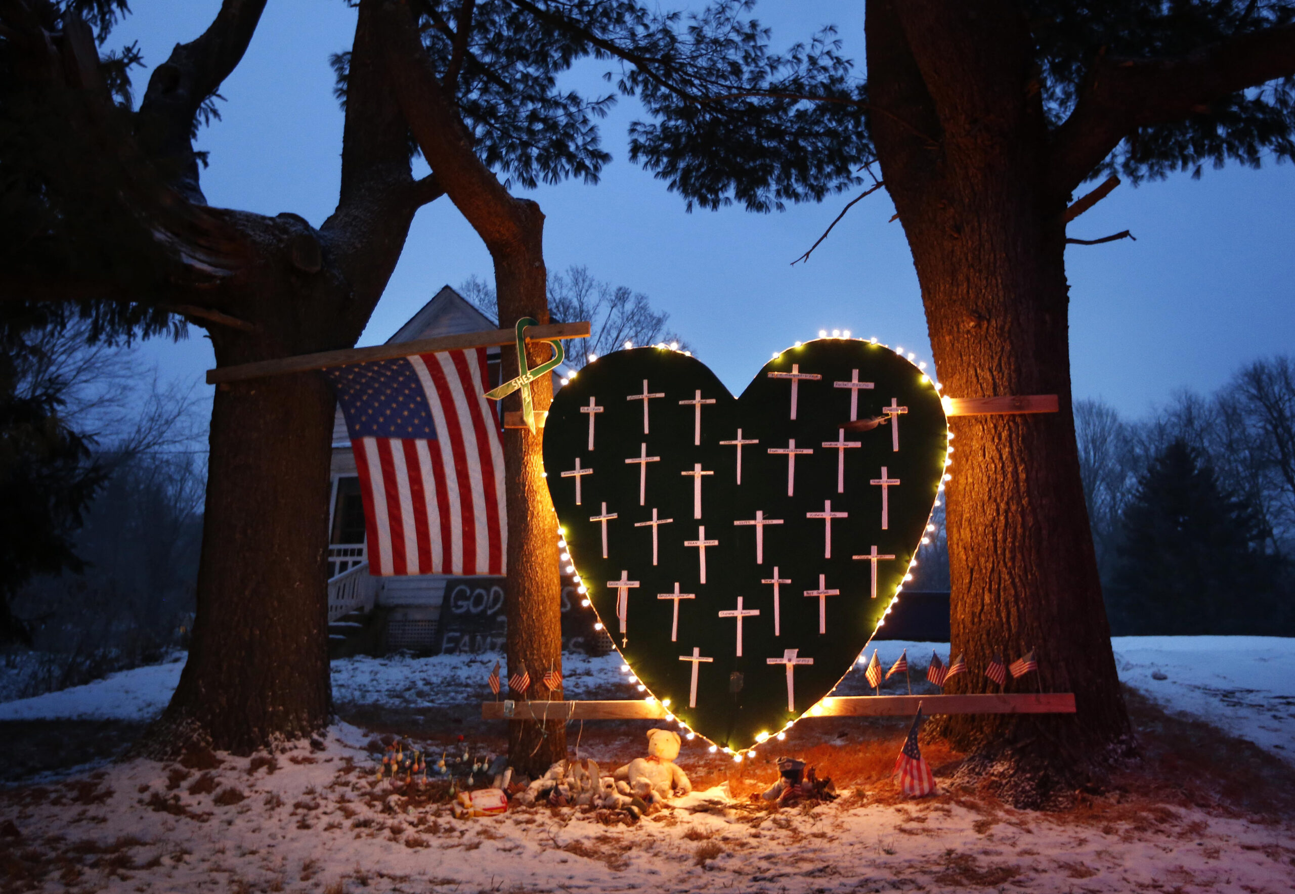 Newtown families to announce lawsuit against gunmaker