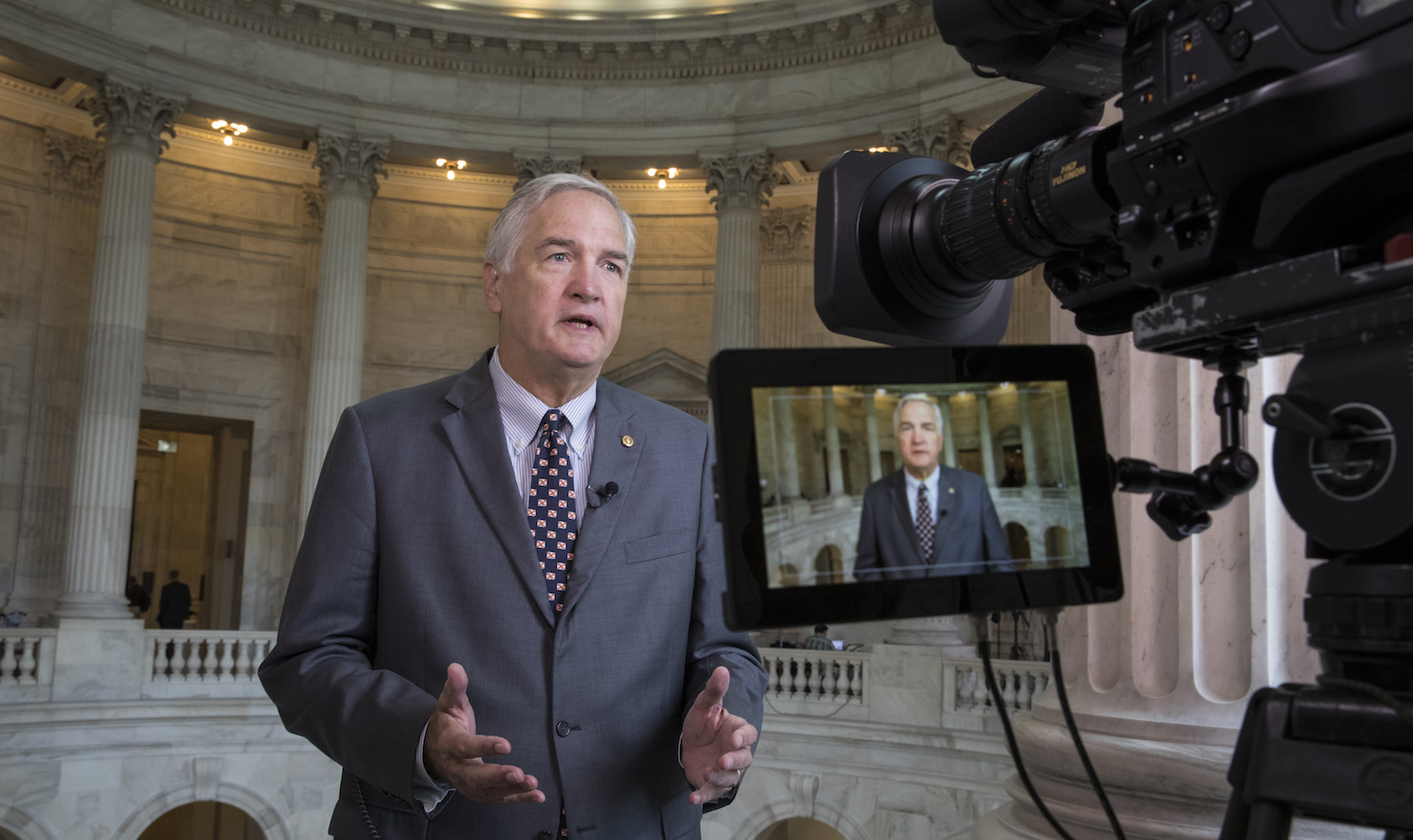 Mo Brooks works to outmaneuver Luther Strange among conservatives in Alabama race