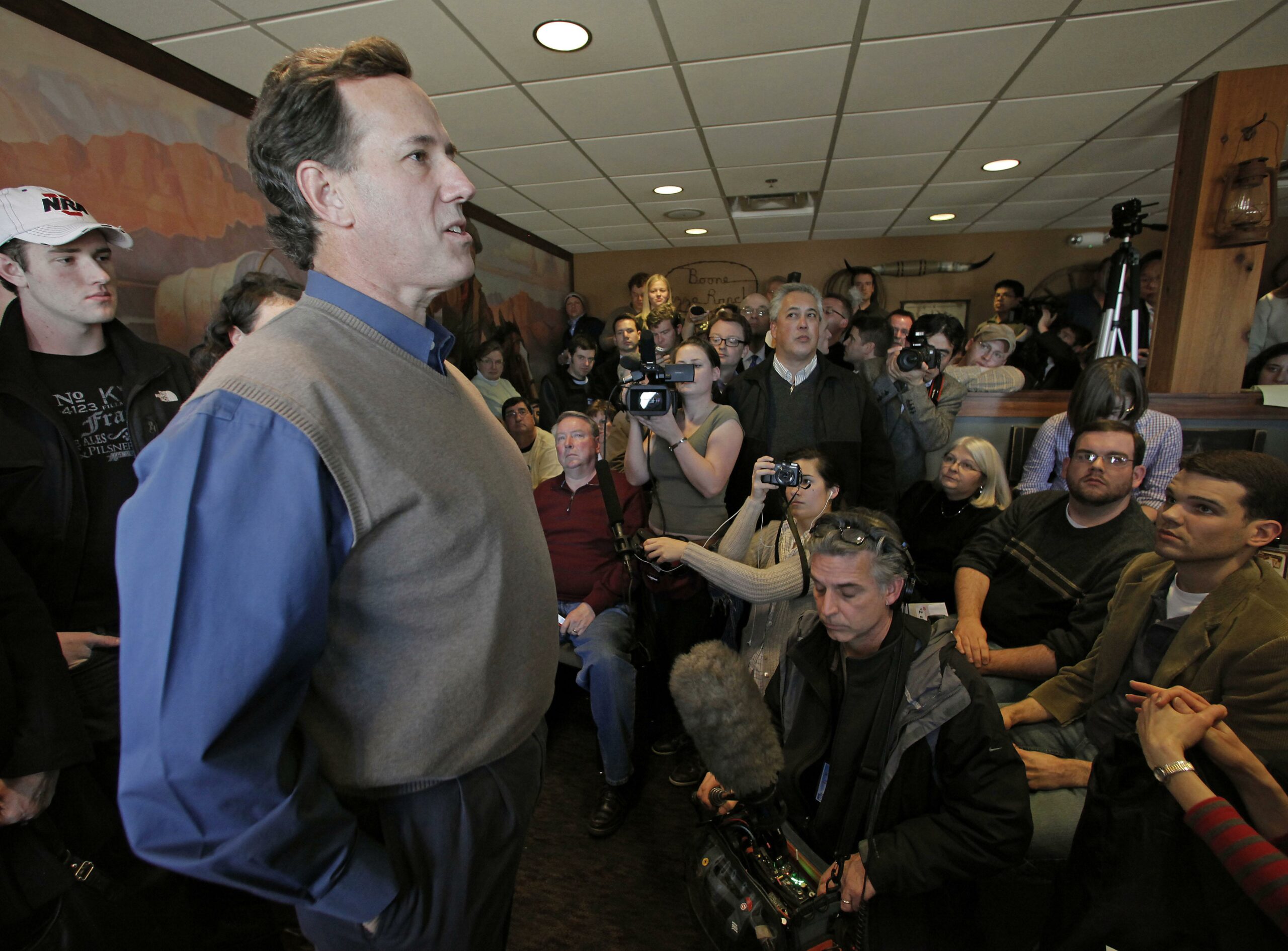 Perry, Santorum could pull Iowa upsets