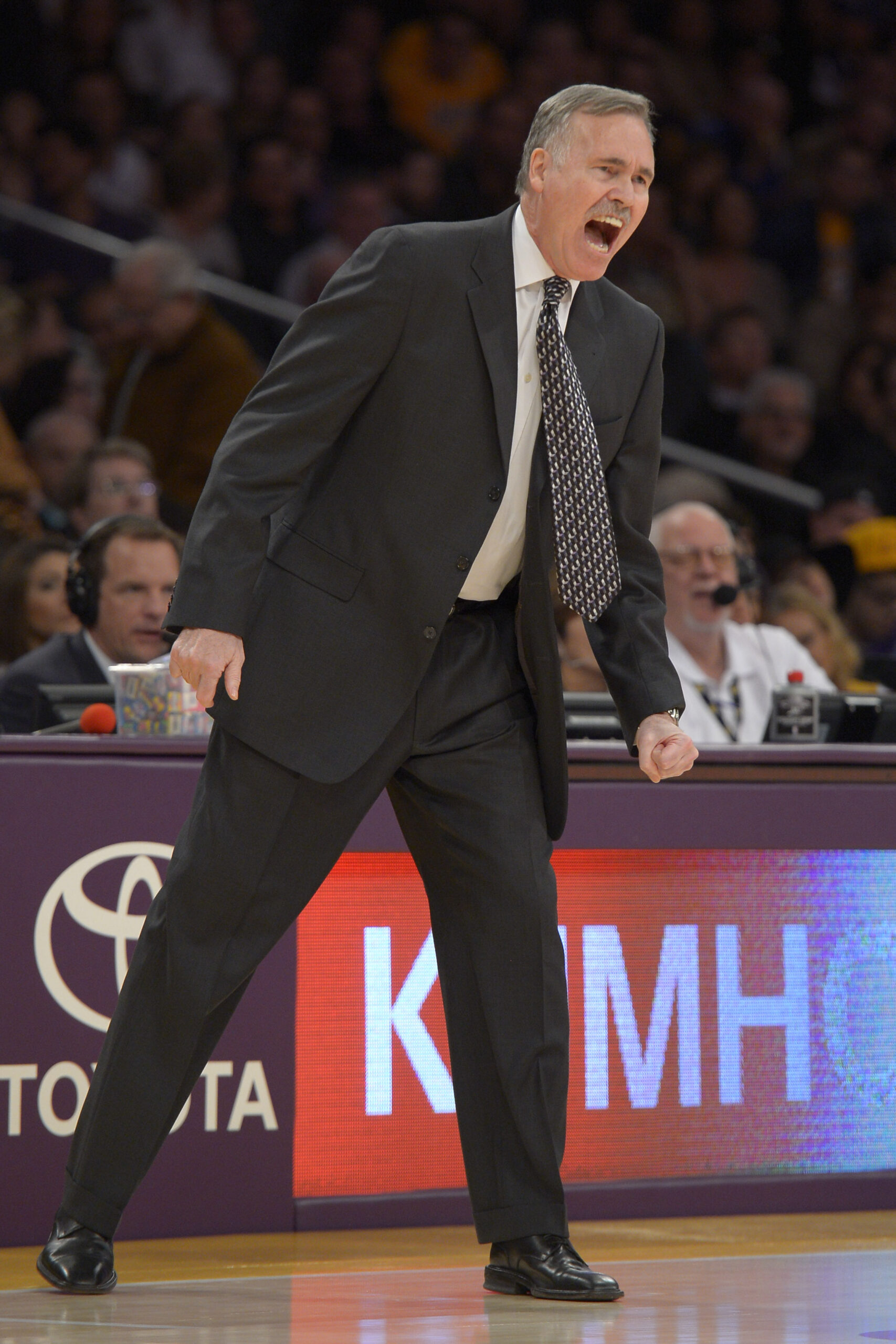Losing Lakers limp into Cleveland