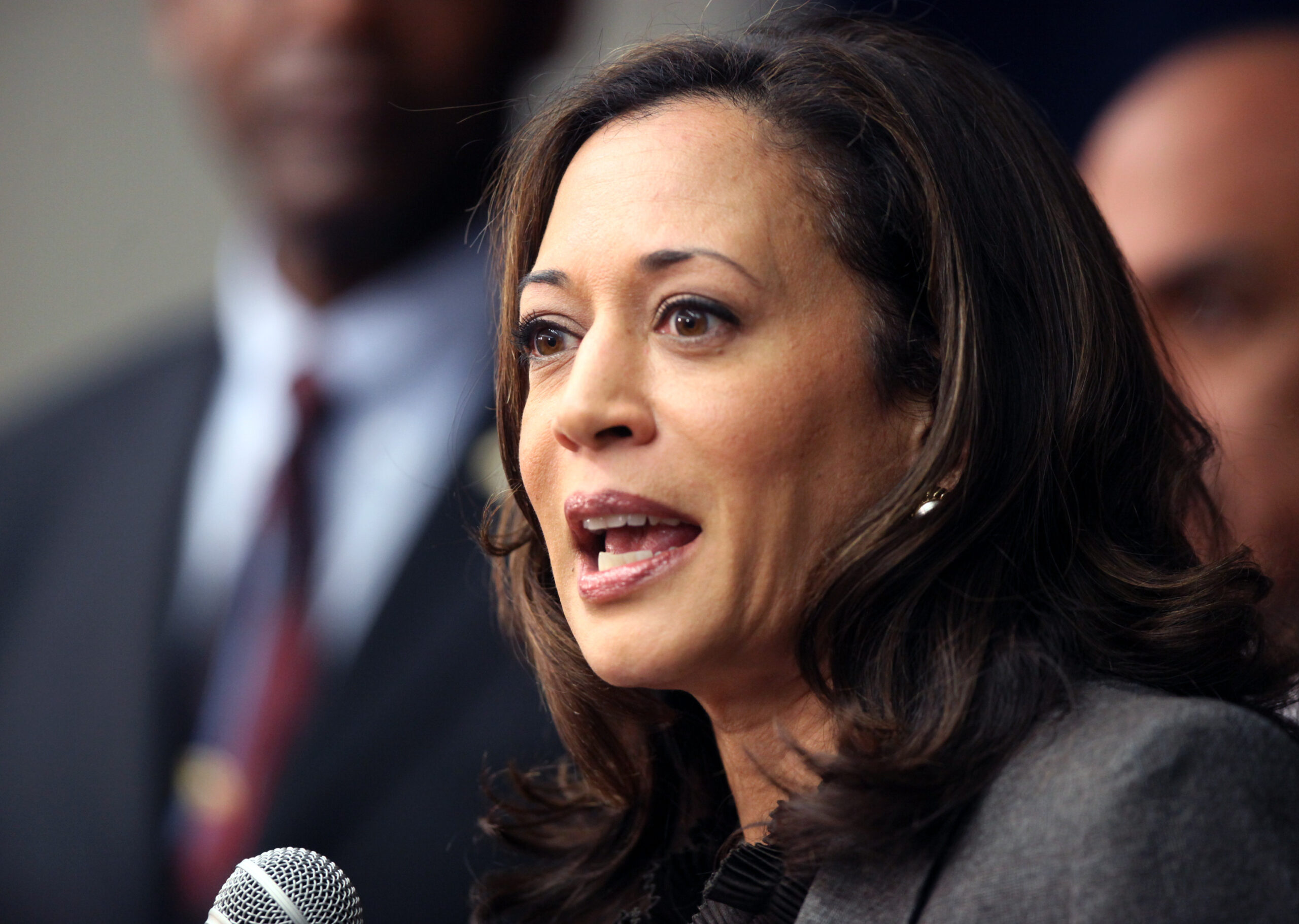 Obama apologizes to ‘best-looking attorney general’
