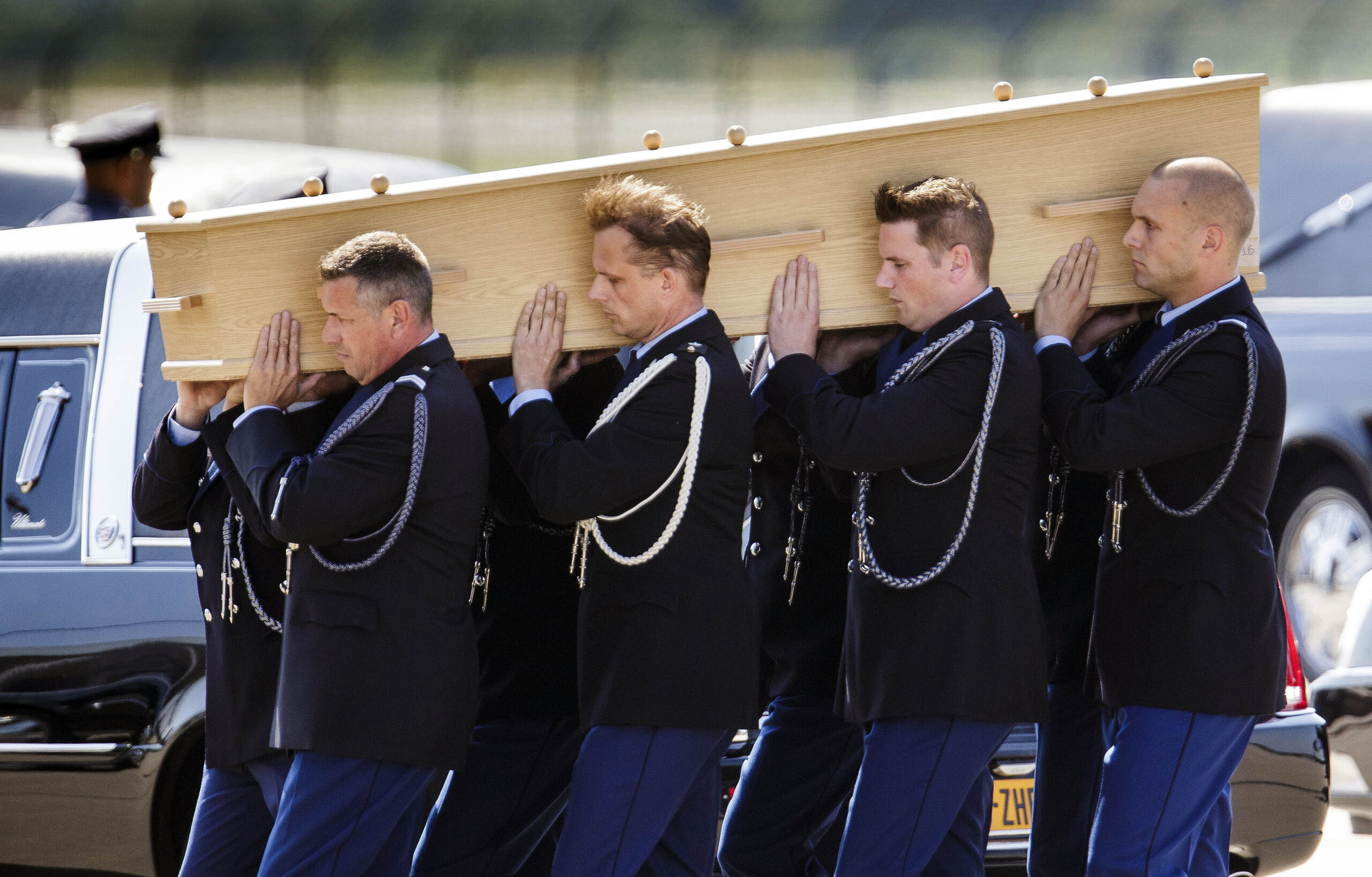 40 bodies from jet solemnly returned to Dutch soil