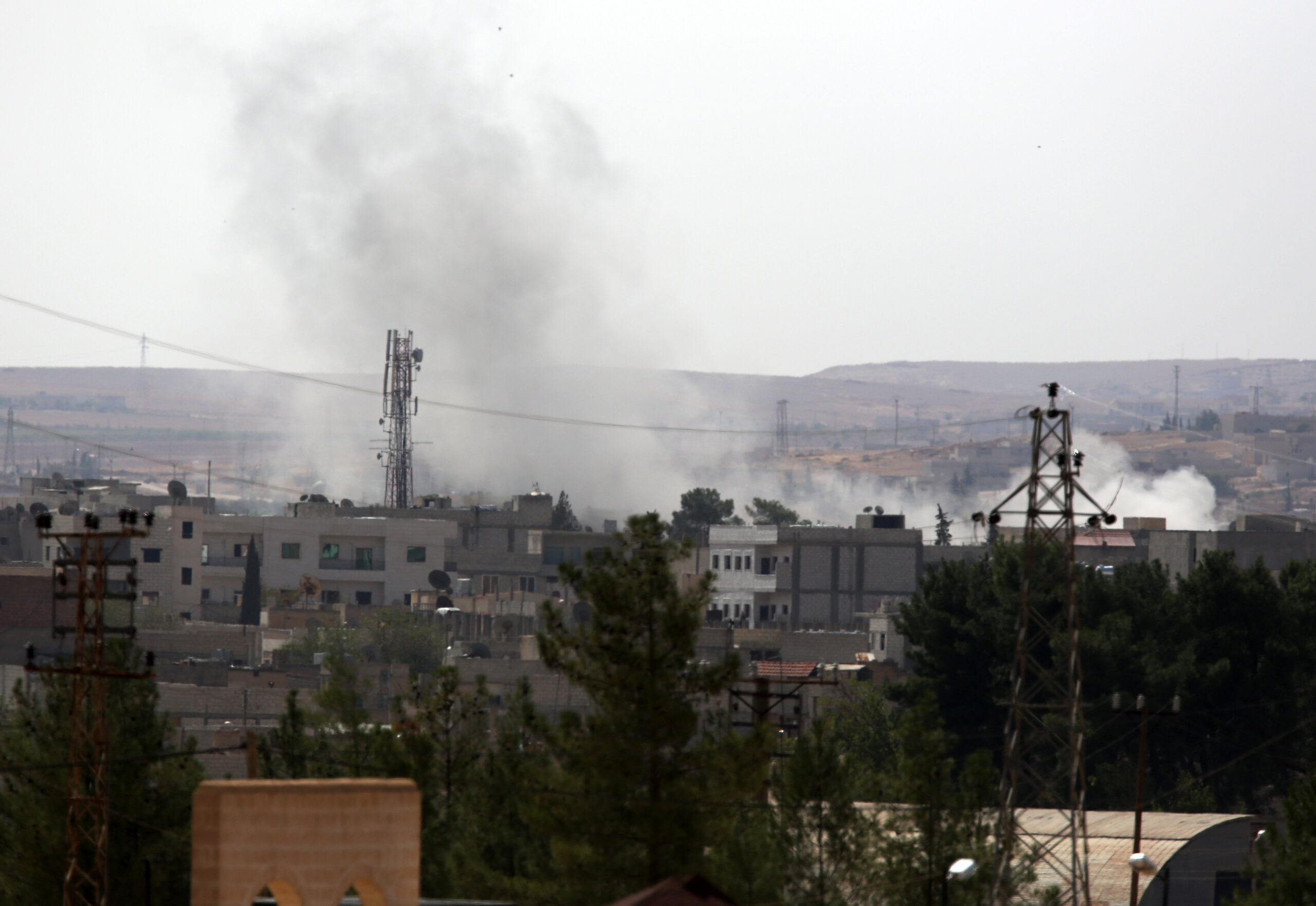 Heavy fighting hits Syrian border town