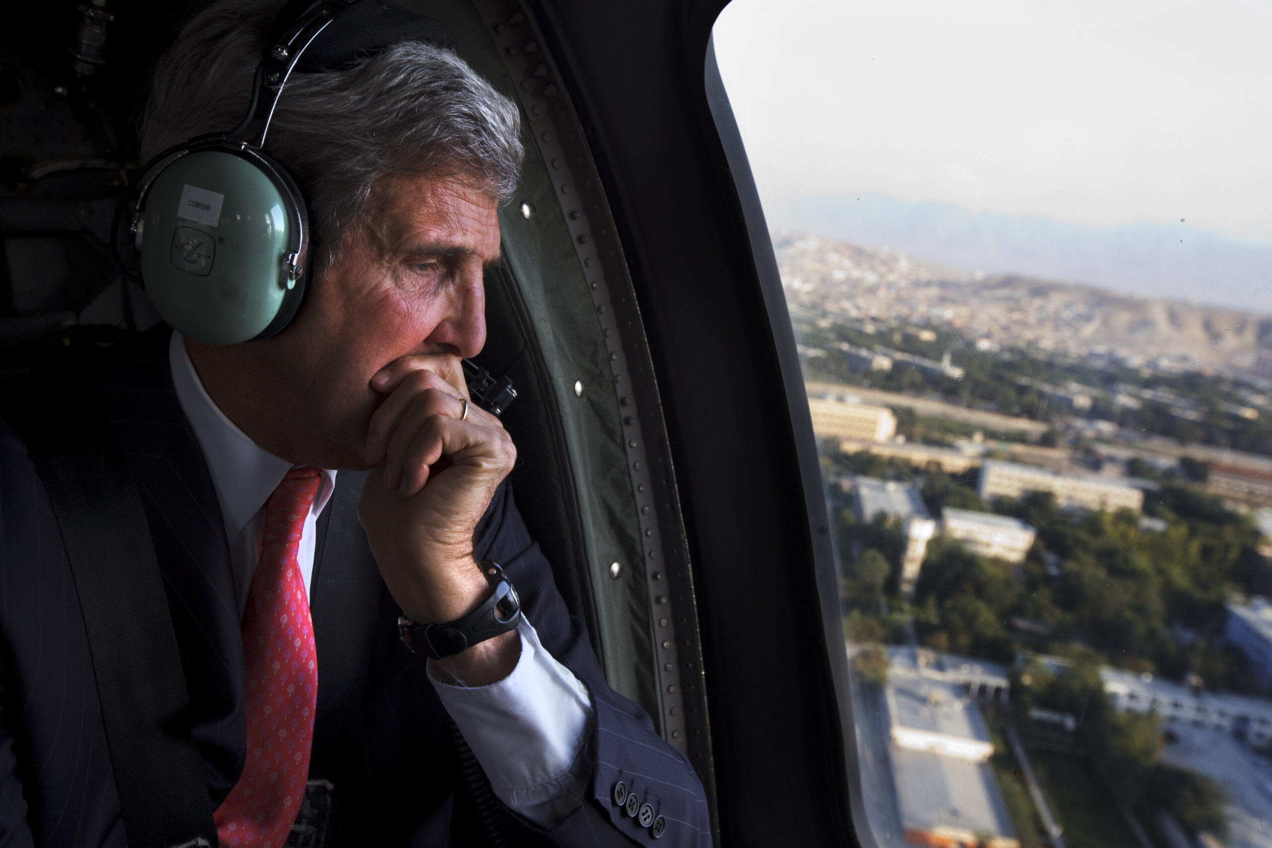 John Kerry makes surprise visit to Afghanistan for security talks
