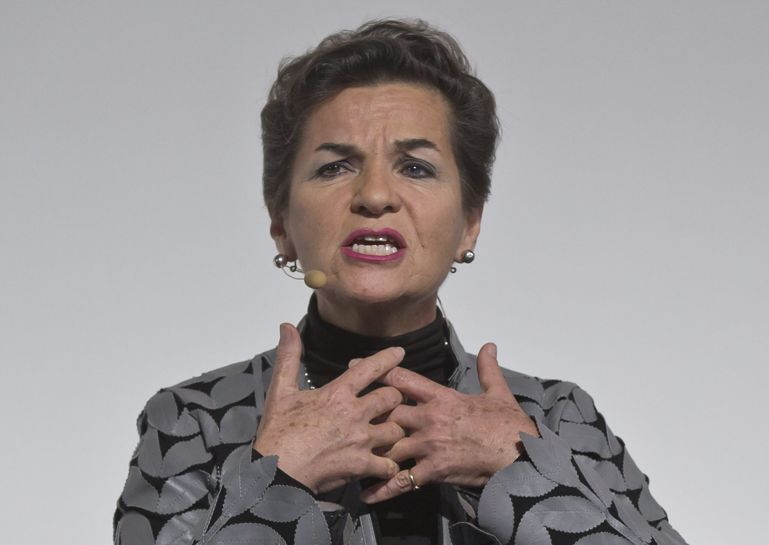 Leader of U.N. climate deal steps down