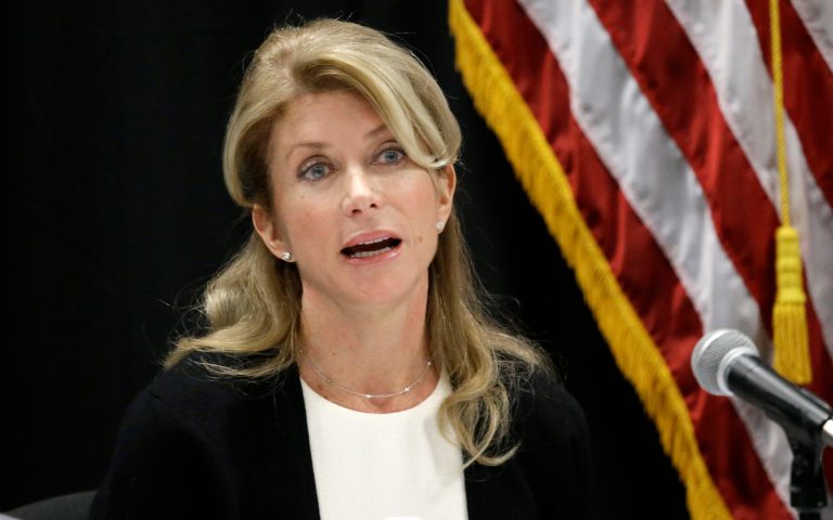 Rising Democratic star and gubernatorial candidate Wendy Davis has joined her top Republican rival in supporting a proposed 