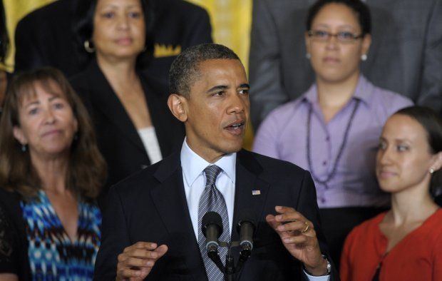 Obama pushes Congress to extend tax cuts for middle class