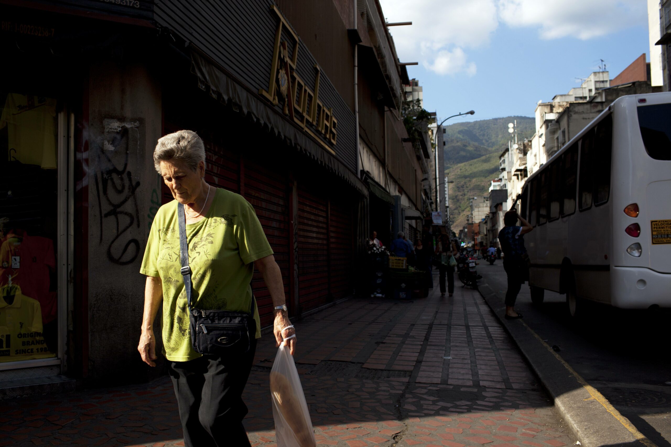 Venezuela proposes fingerprinting grocery shoppers
