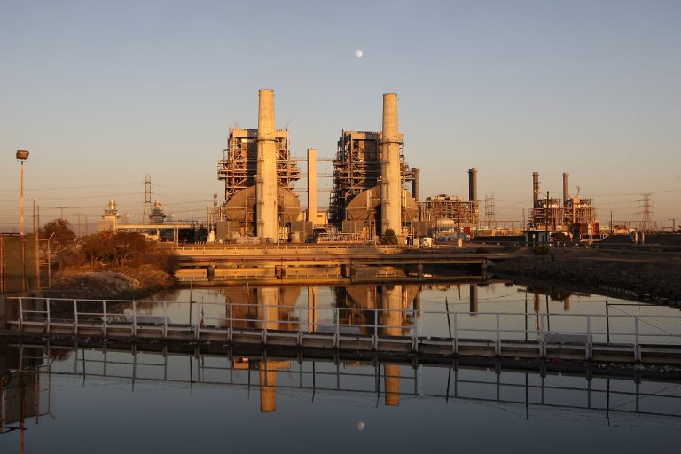 The AES Corporation 495-megawatt Alamitos natural gas-fired power station stands on October 1, 2009 in Long Beach, California. (Photo by David McNew/Getty Images)
