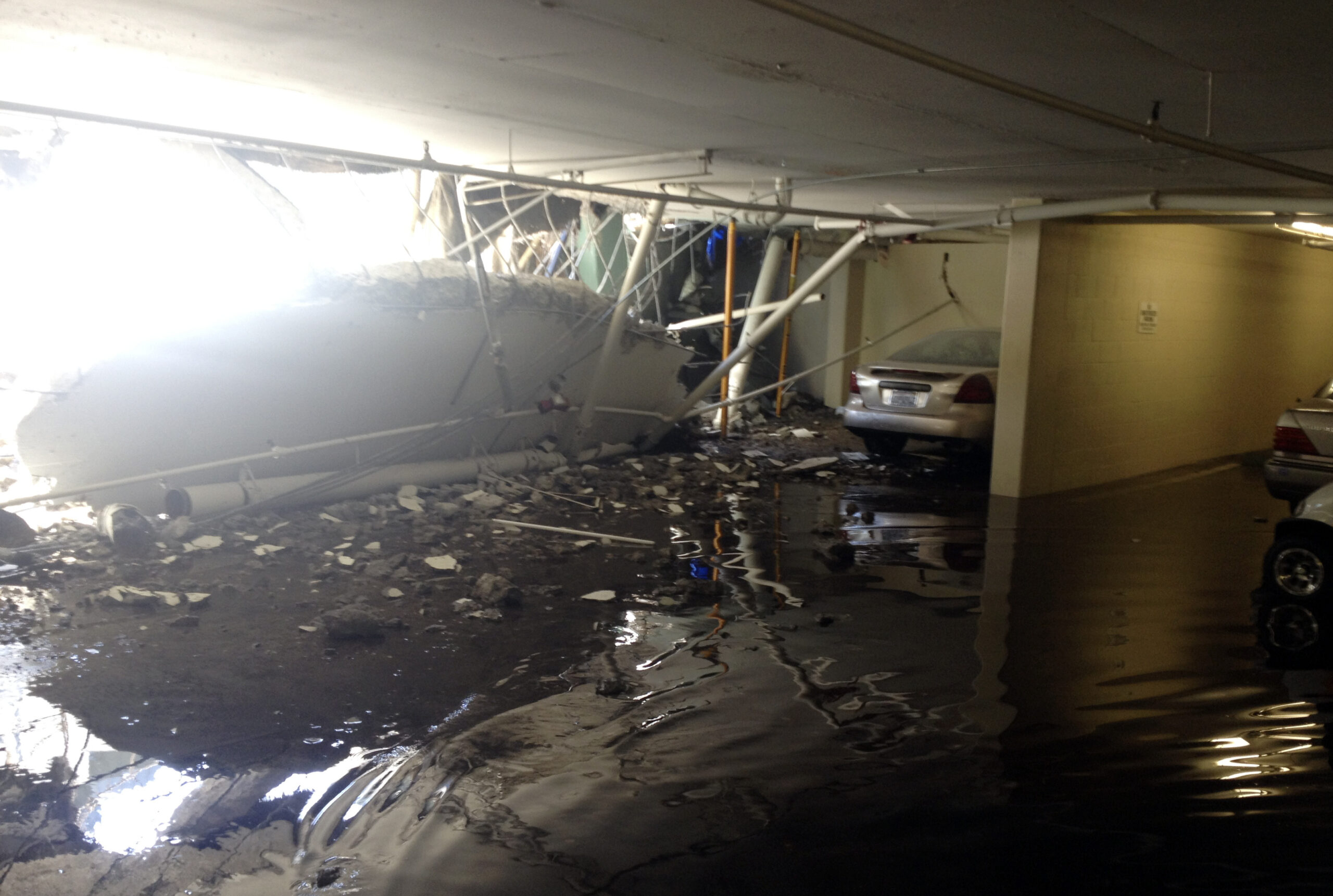 Accident partially collapses LA parking structure