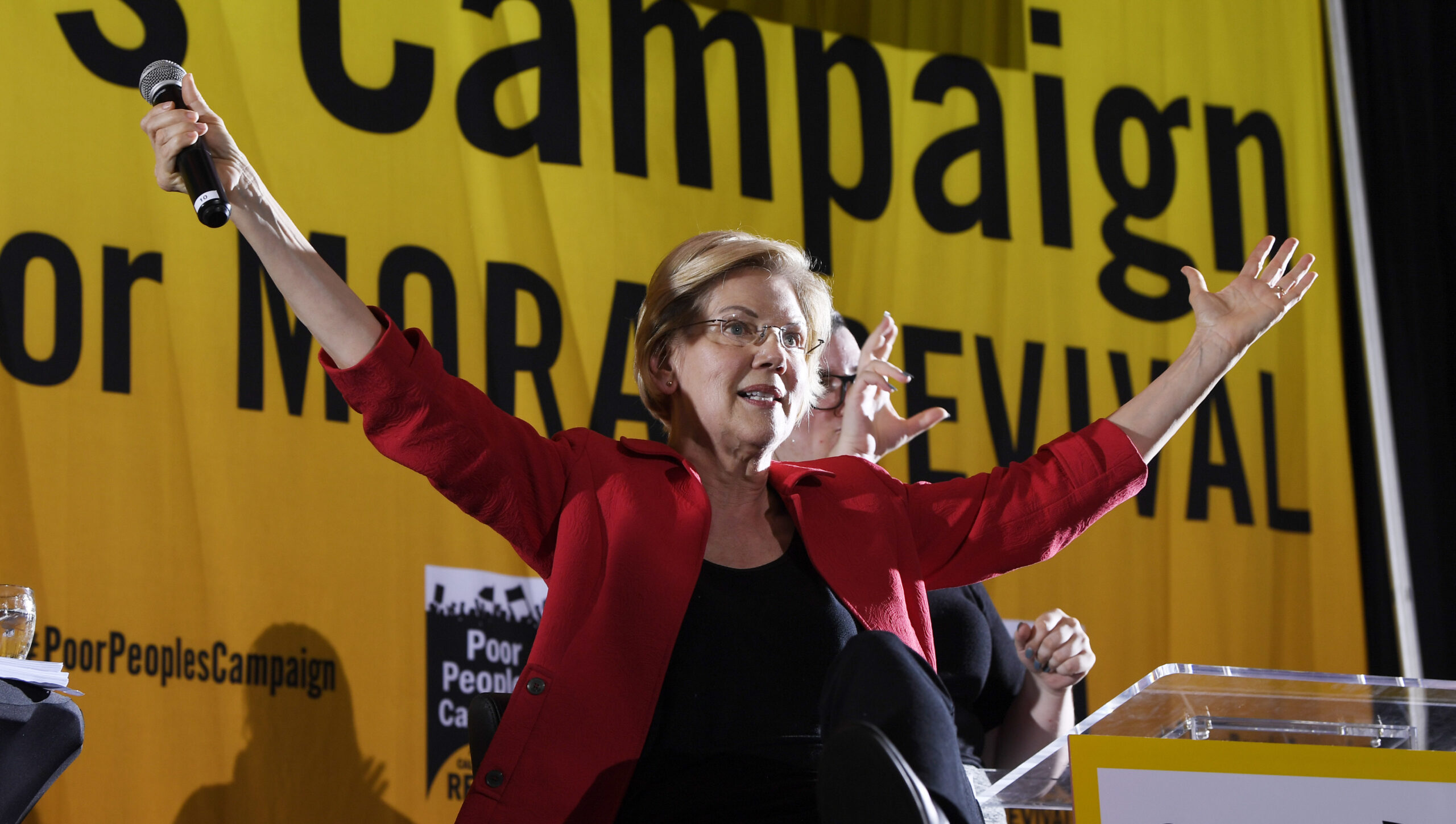 Elizabeth Warren calls for decriminalizing illegal immigration