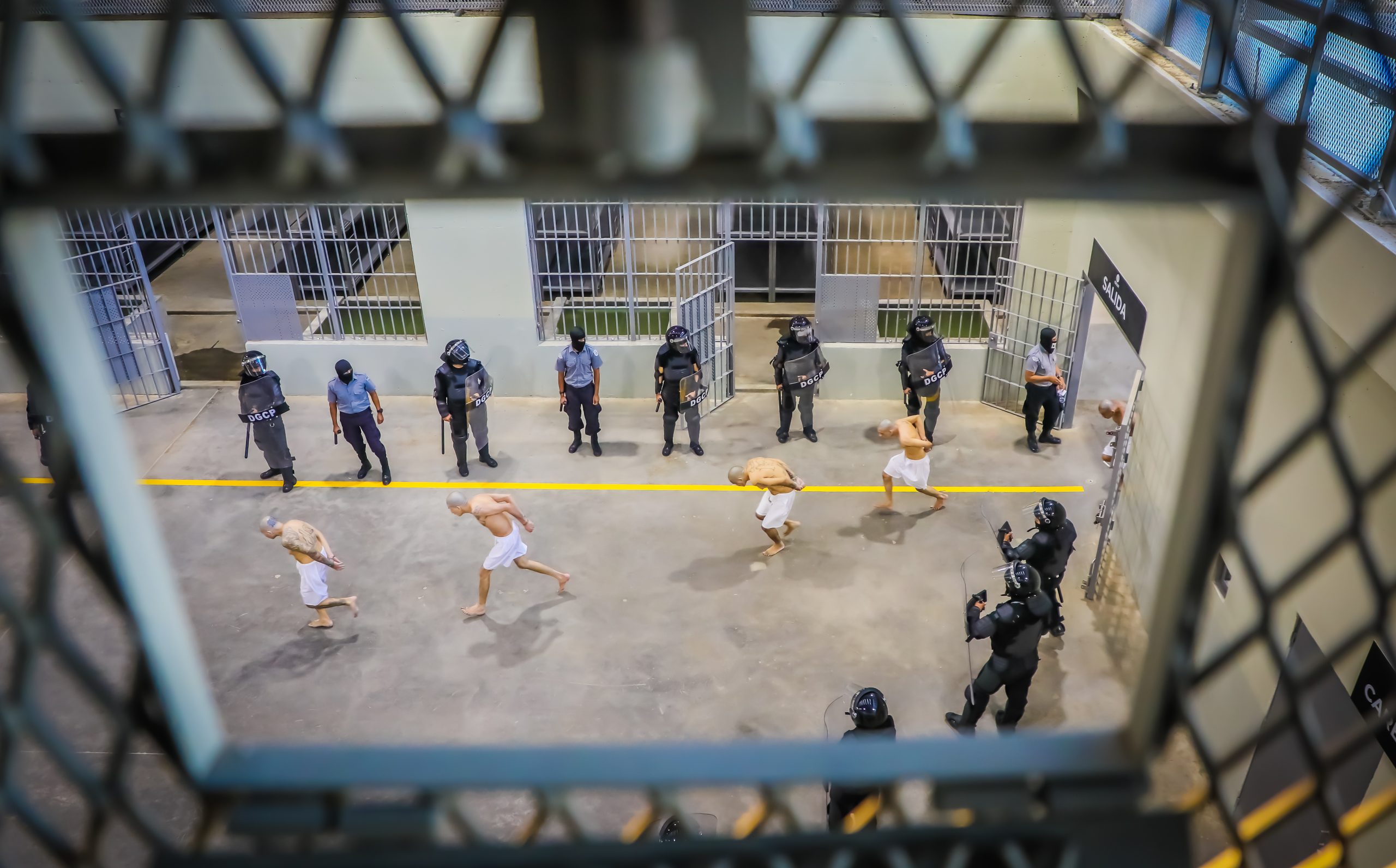 El Salvador: gang members transferred to 40,000-capacity âmega-prisonâ