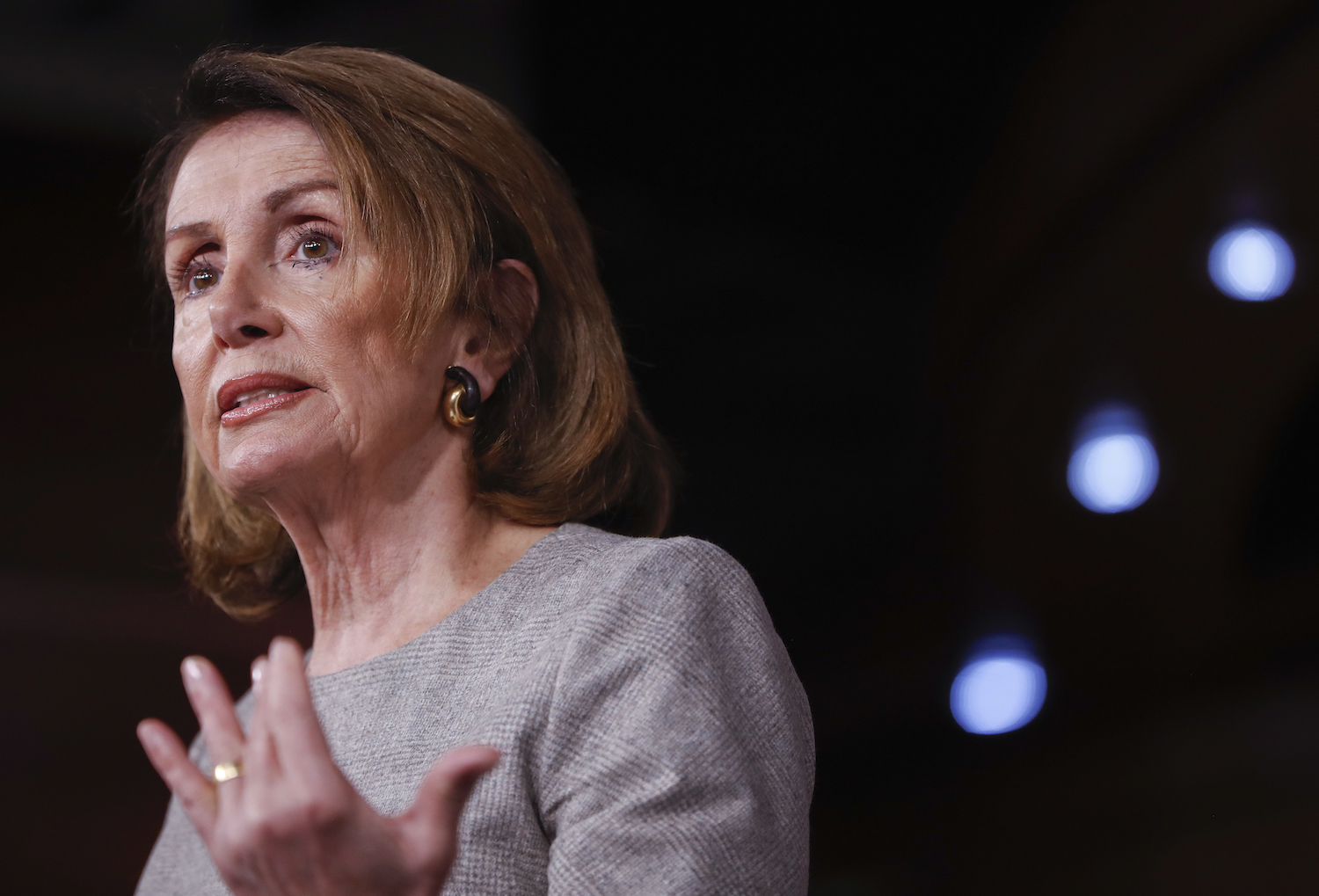 Pelosi calls on Trump to fire Sean Spicer