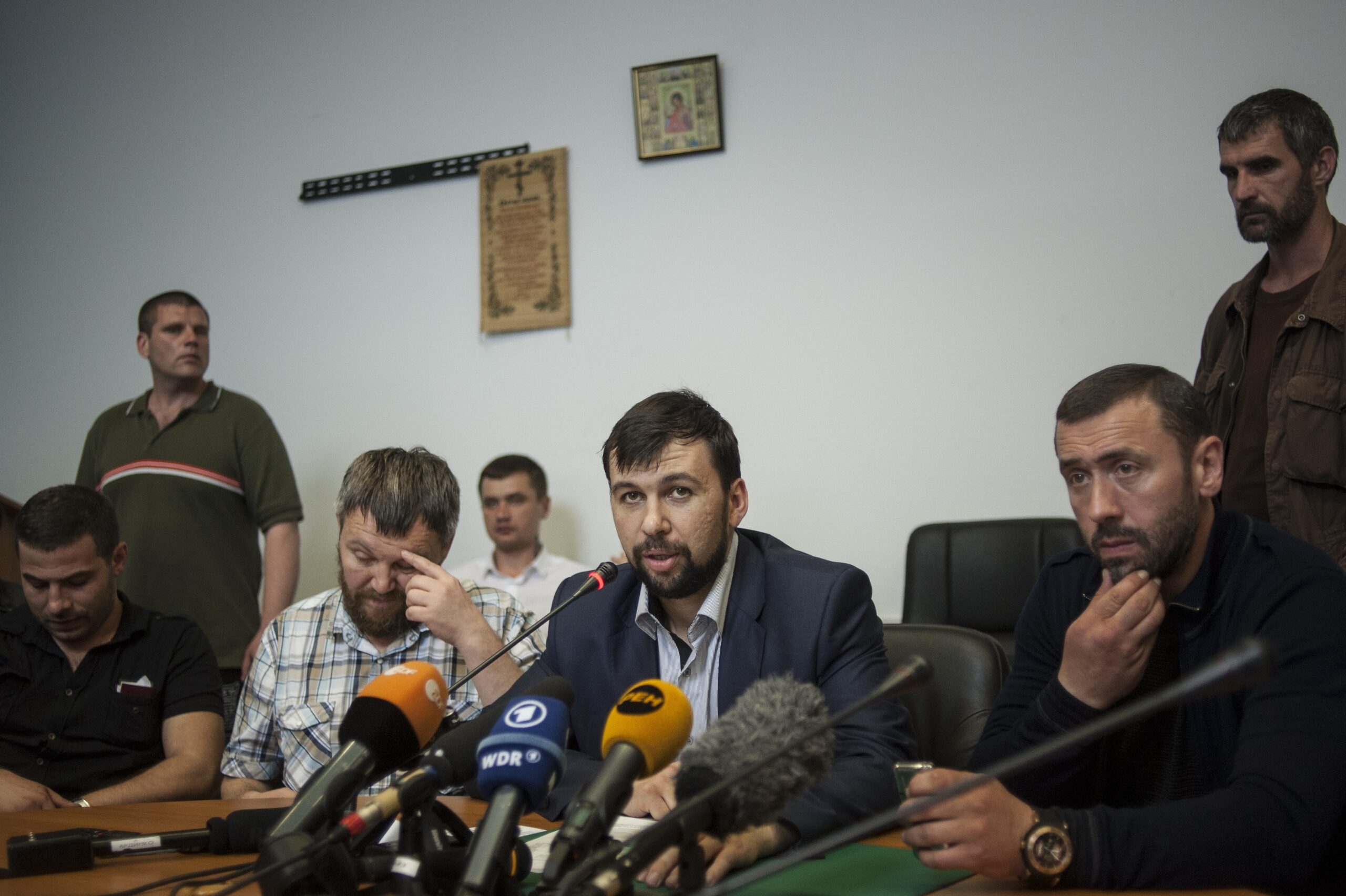 Ukraine begins peace talks _ without separatists