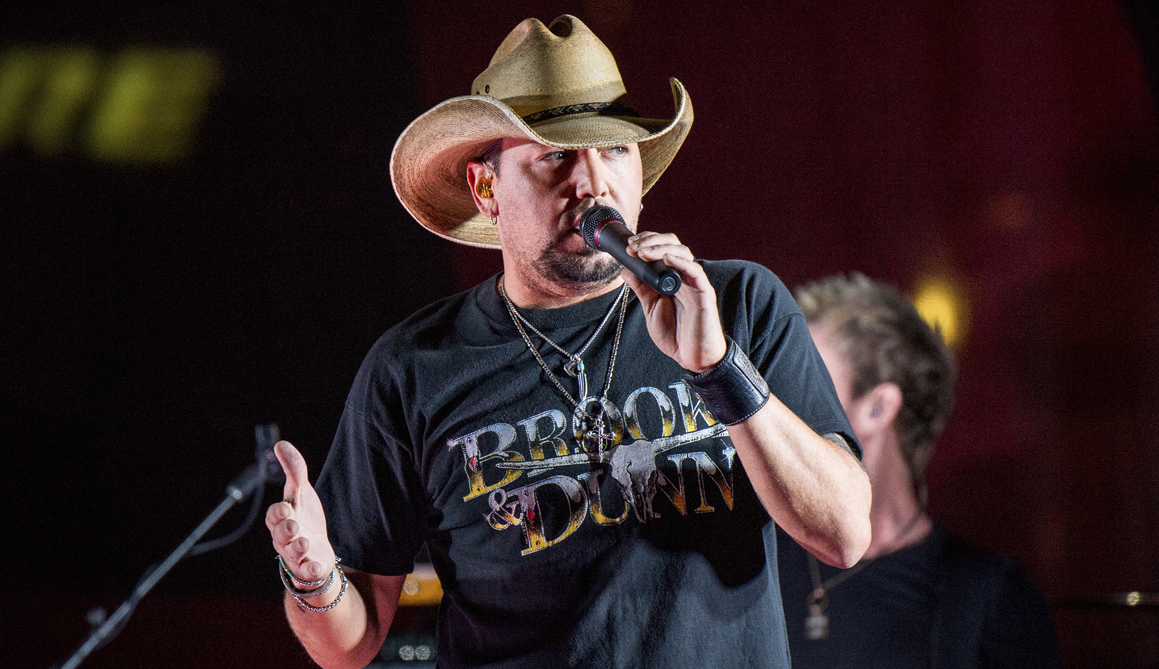 Jason Aldean visits Las Vegas shooting victims at hospital