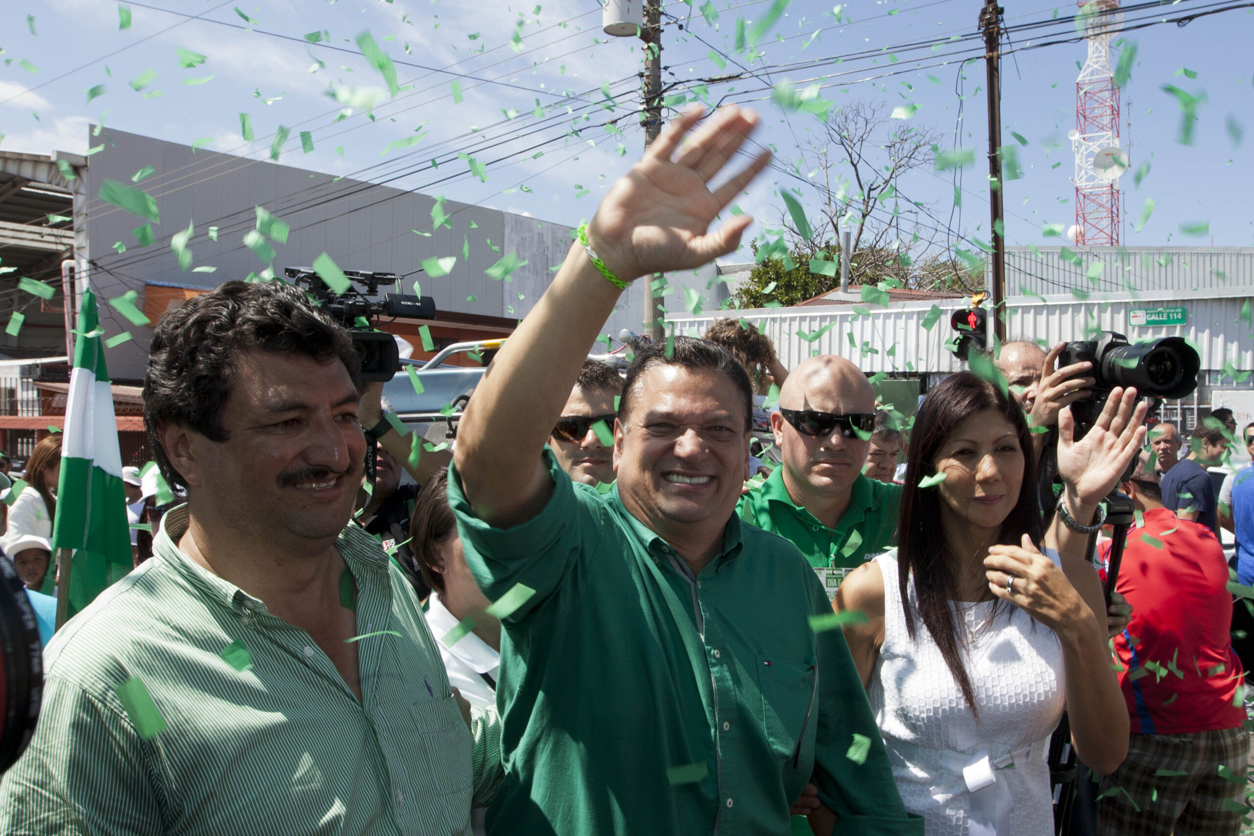 Salvadoran leftist leads vote, but faces runoff