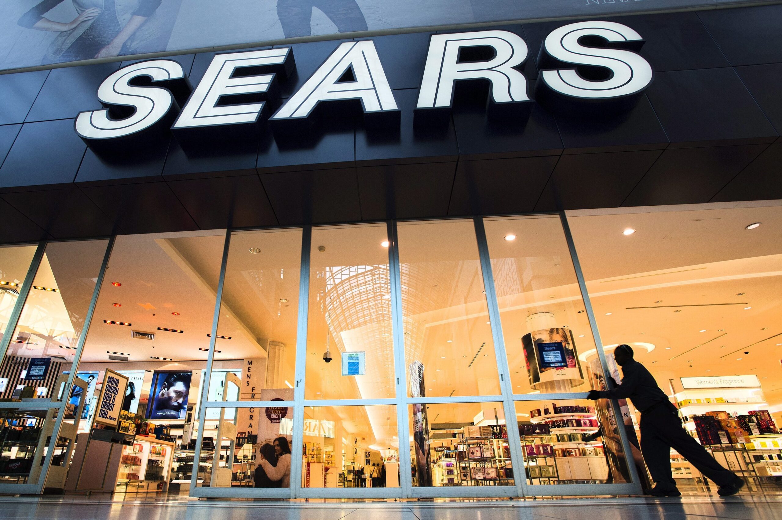 Sears to raise cash through Canadian ops sale