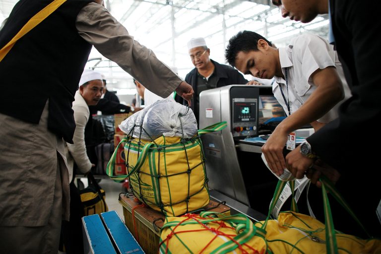 Thai muslim pilgrims weigh their lugguage at Suvarnabhumi airport on November 30, 2008 in Bangkok, Thailand. (Photo by Chumsak Kanoknan/Getty images)