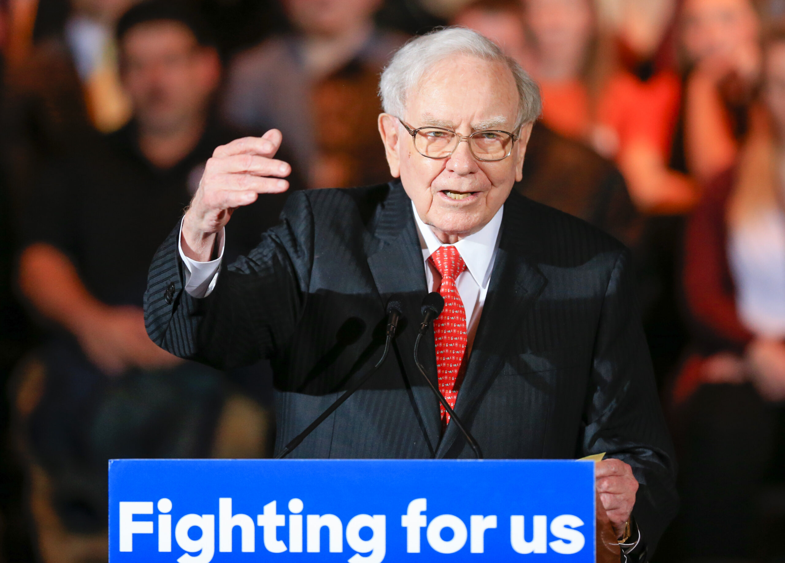 Buffett rejects bleak economic views of Trump, Sanders