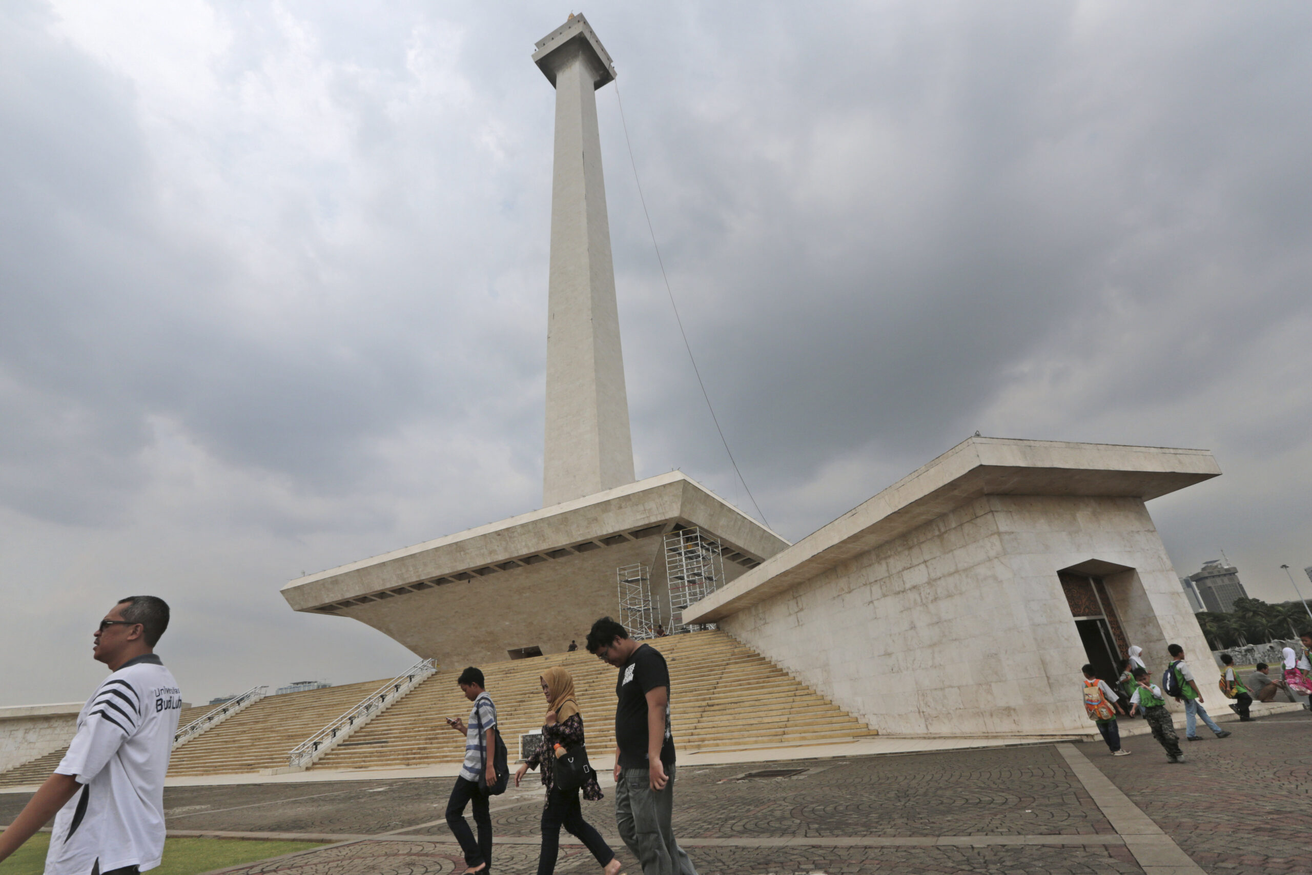 AP PHOTOS: Indonesia cleans national monument