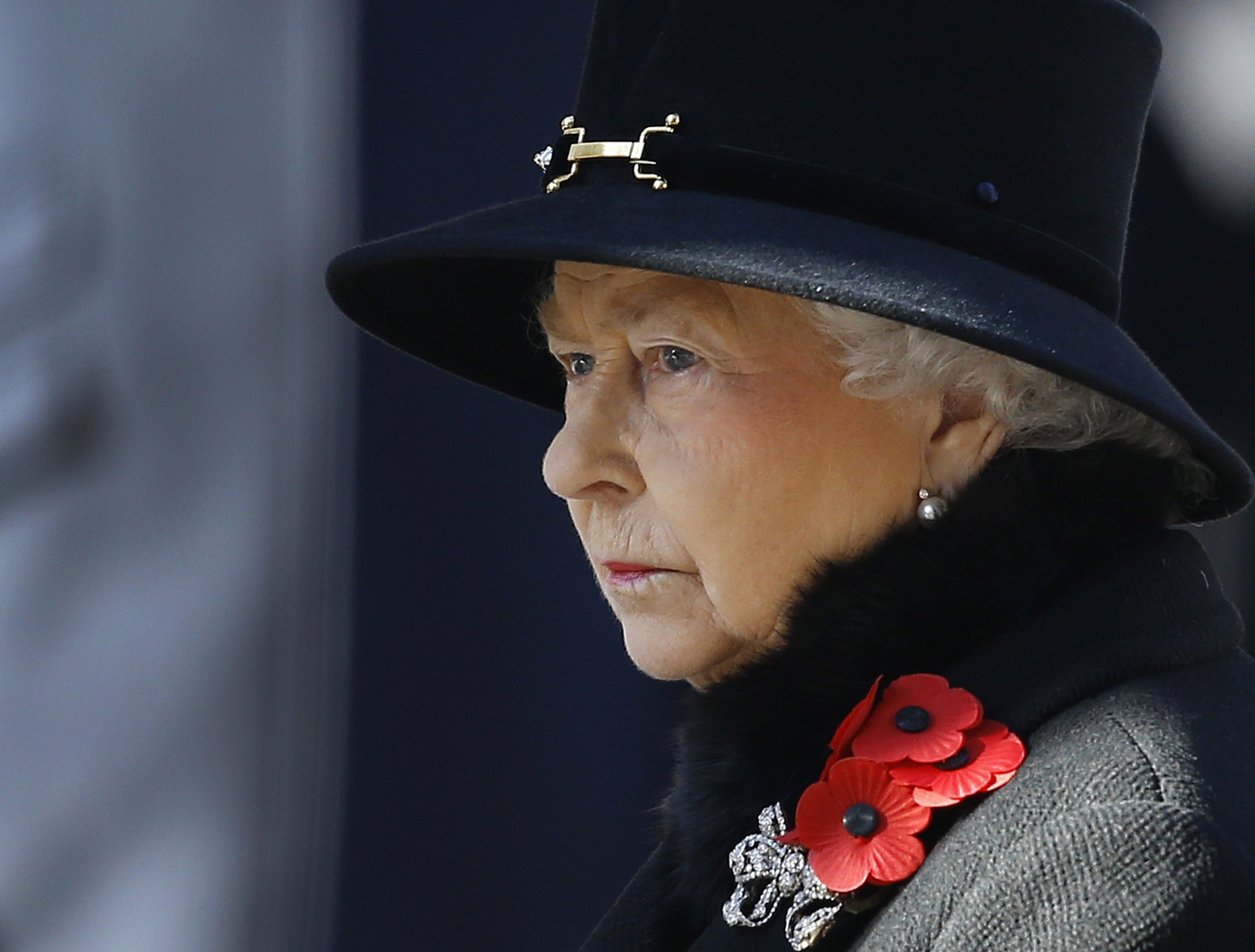 UK lawmakers tell queen to cut costs, boost income