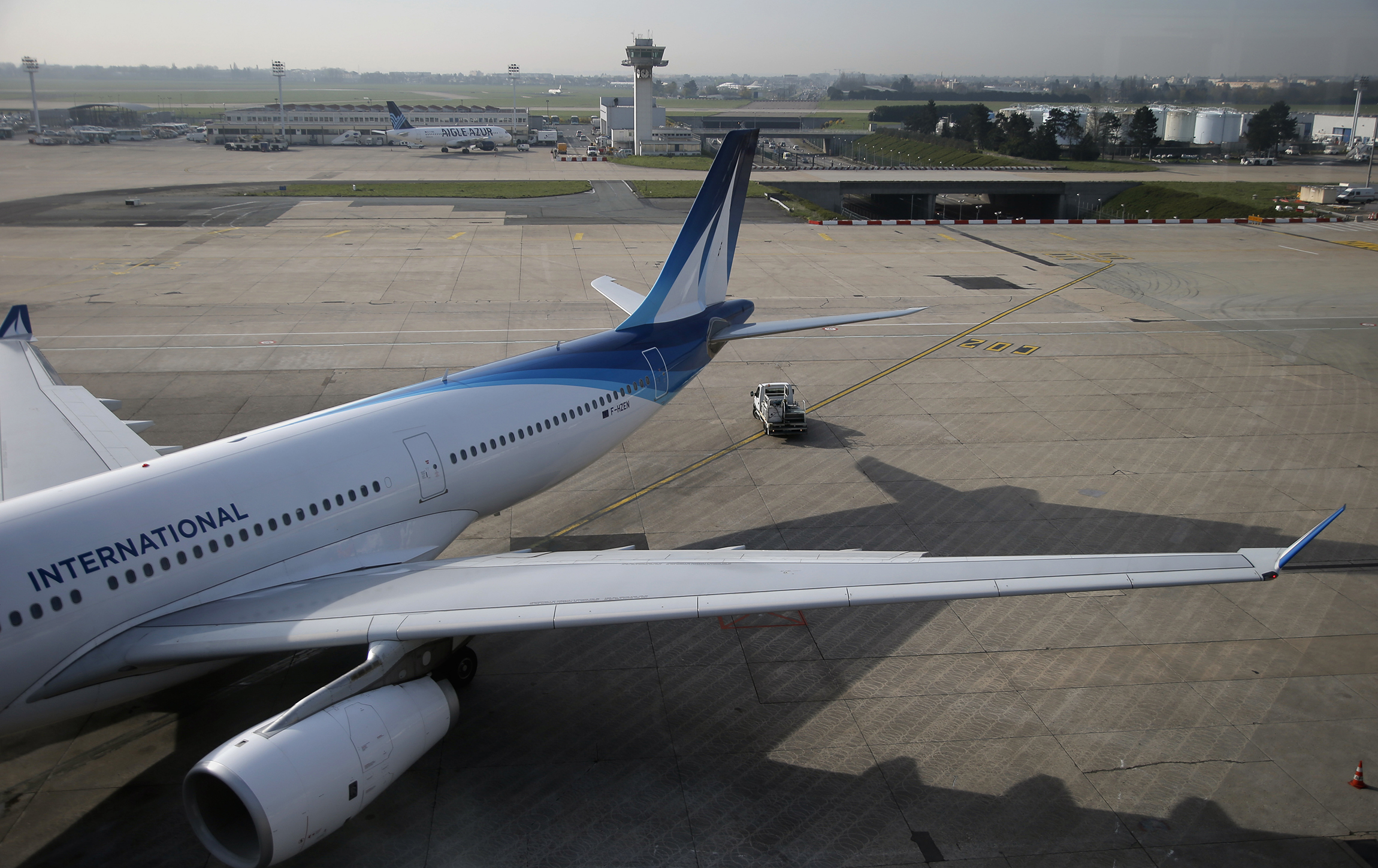 Man killed at Paris airport had criminal past, radical flags