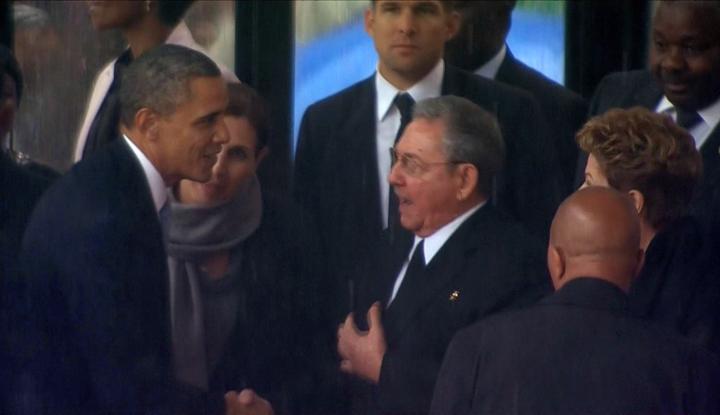 VIDEO: Obama shakes hands with Cuba’s Raul Castro
