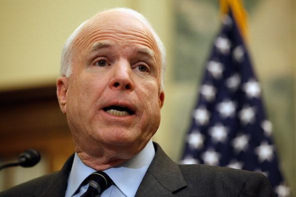 McCain welcomes Romney to Arizona