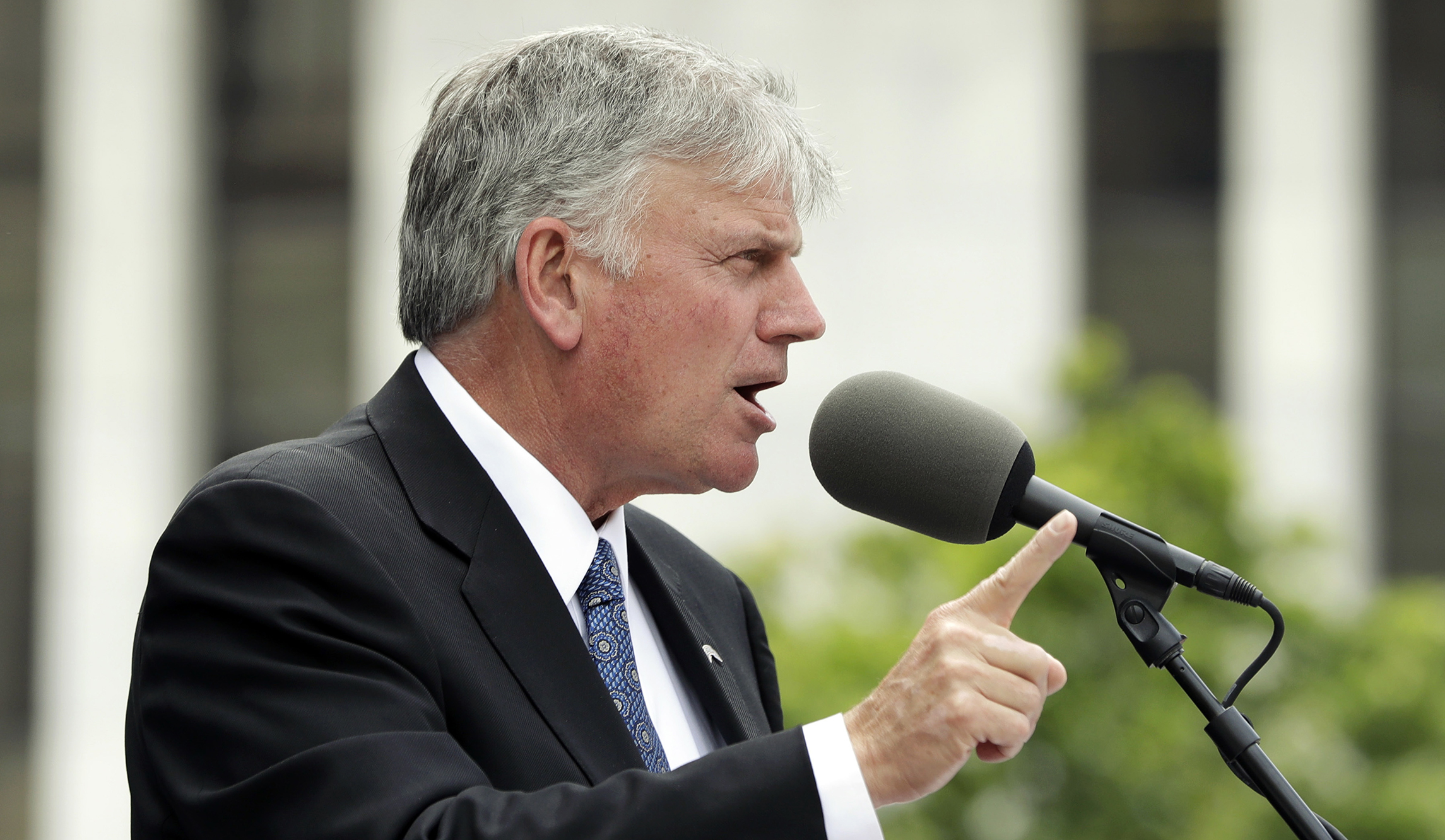 Franklin Graham writes Putin and Zelensky calling for a ceasefire during Holy Week