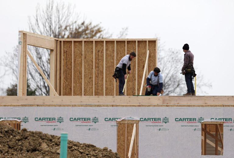 U.S. homebuilders' confidence bounced back strongly this month, suggesting many will ramp up construction and hiring in coming months. (AP/Tony Dejak)