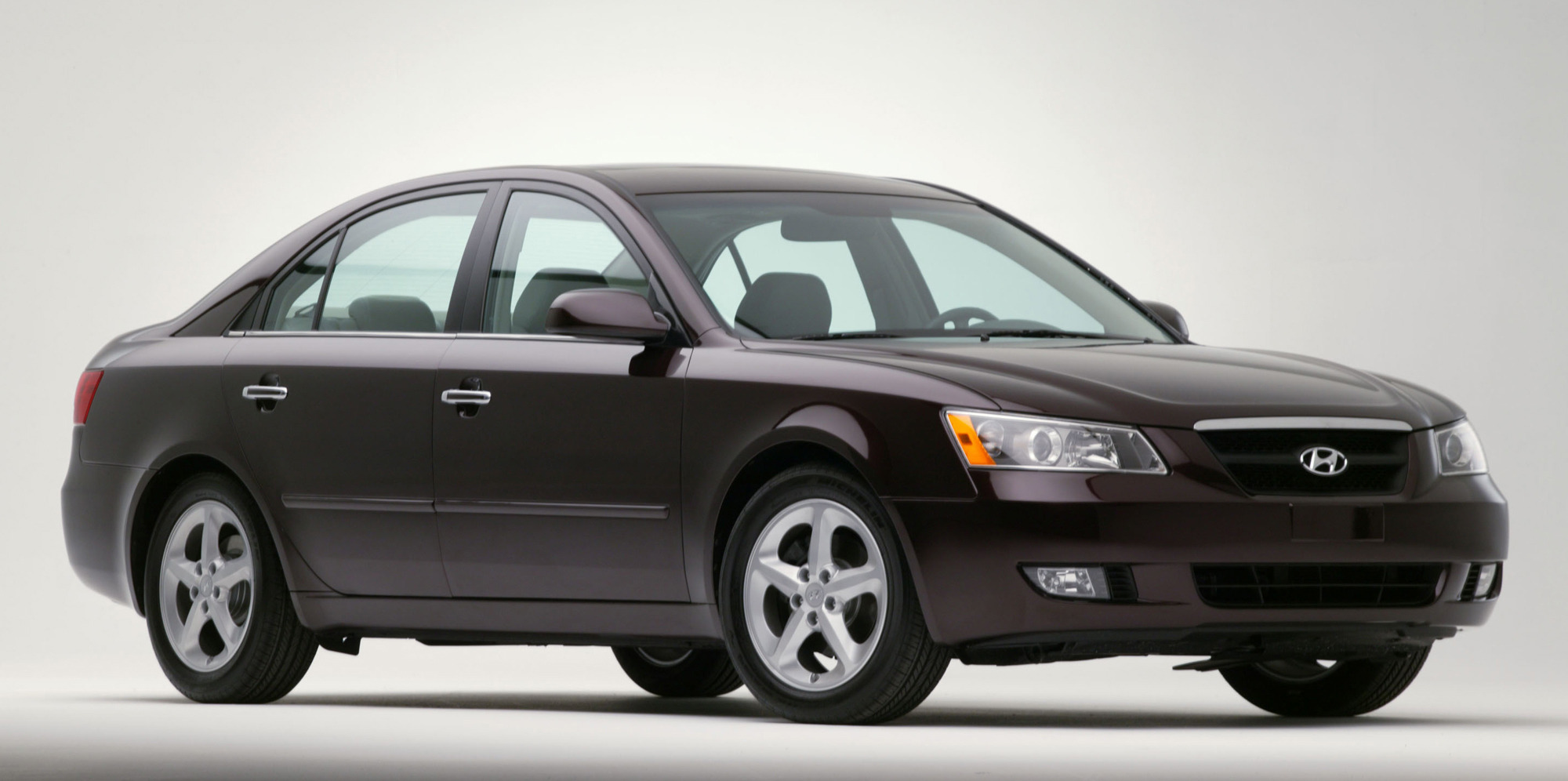 US agency probes Hyundai Sonata air bag problem