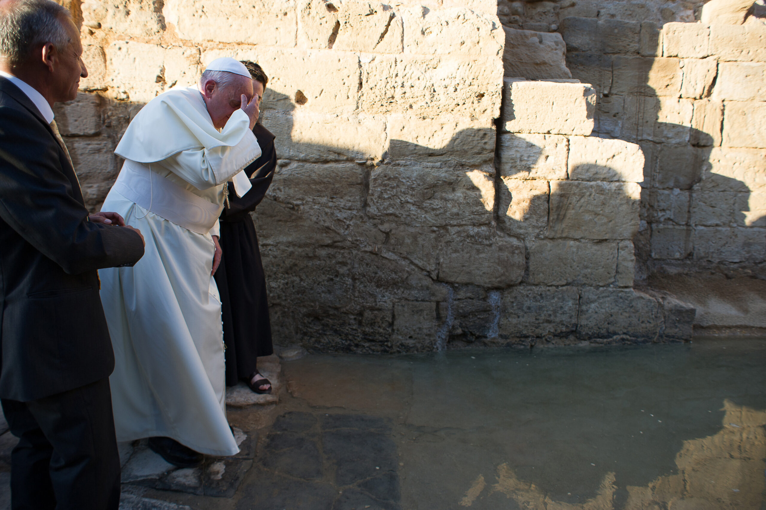 Pope blasts arms dealers at start of Mideast trip