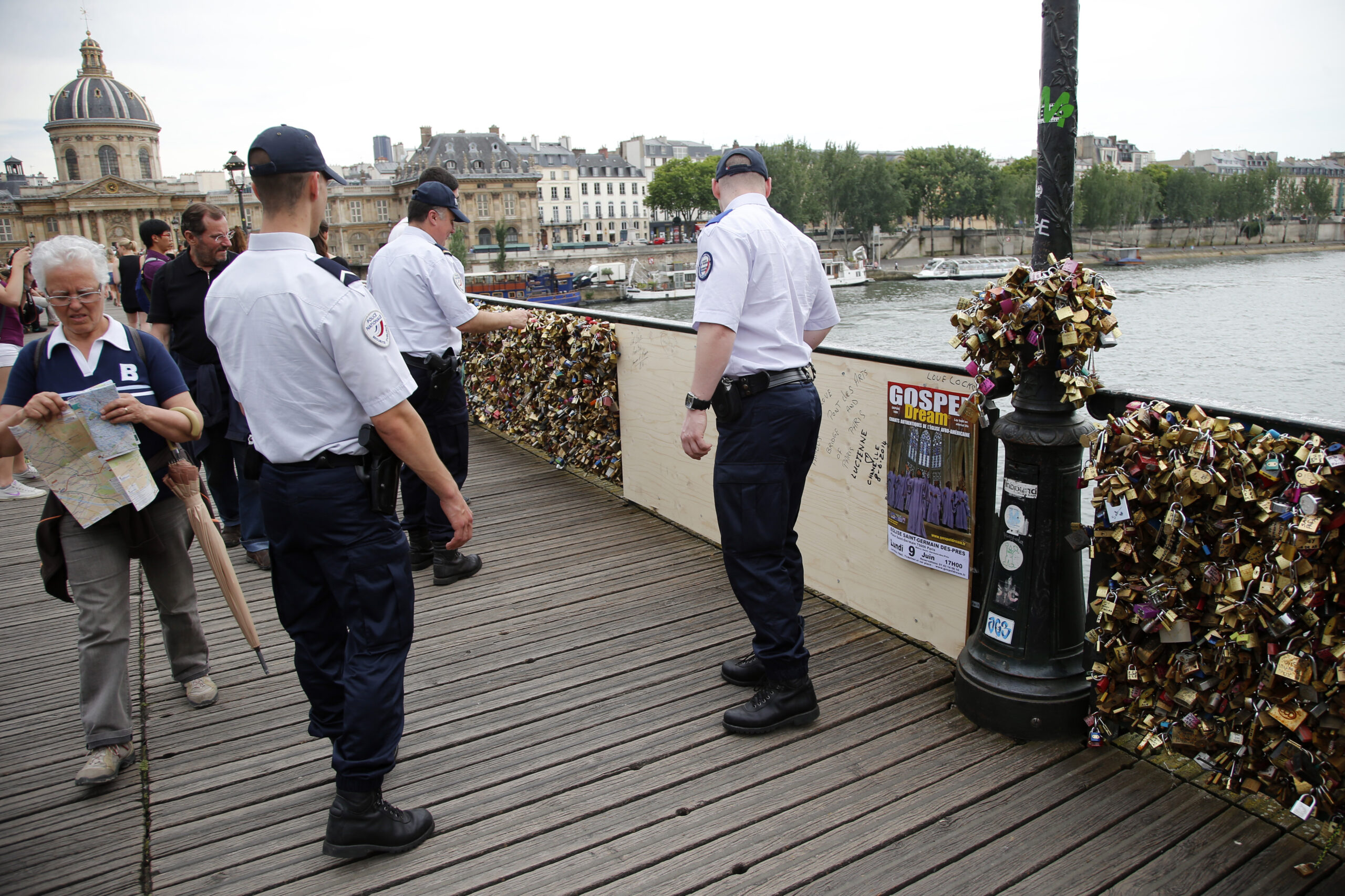 Love locks cause fencing to tumble on Paris bridge