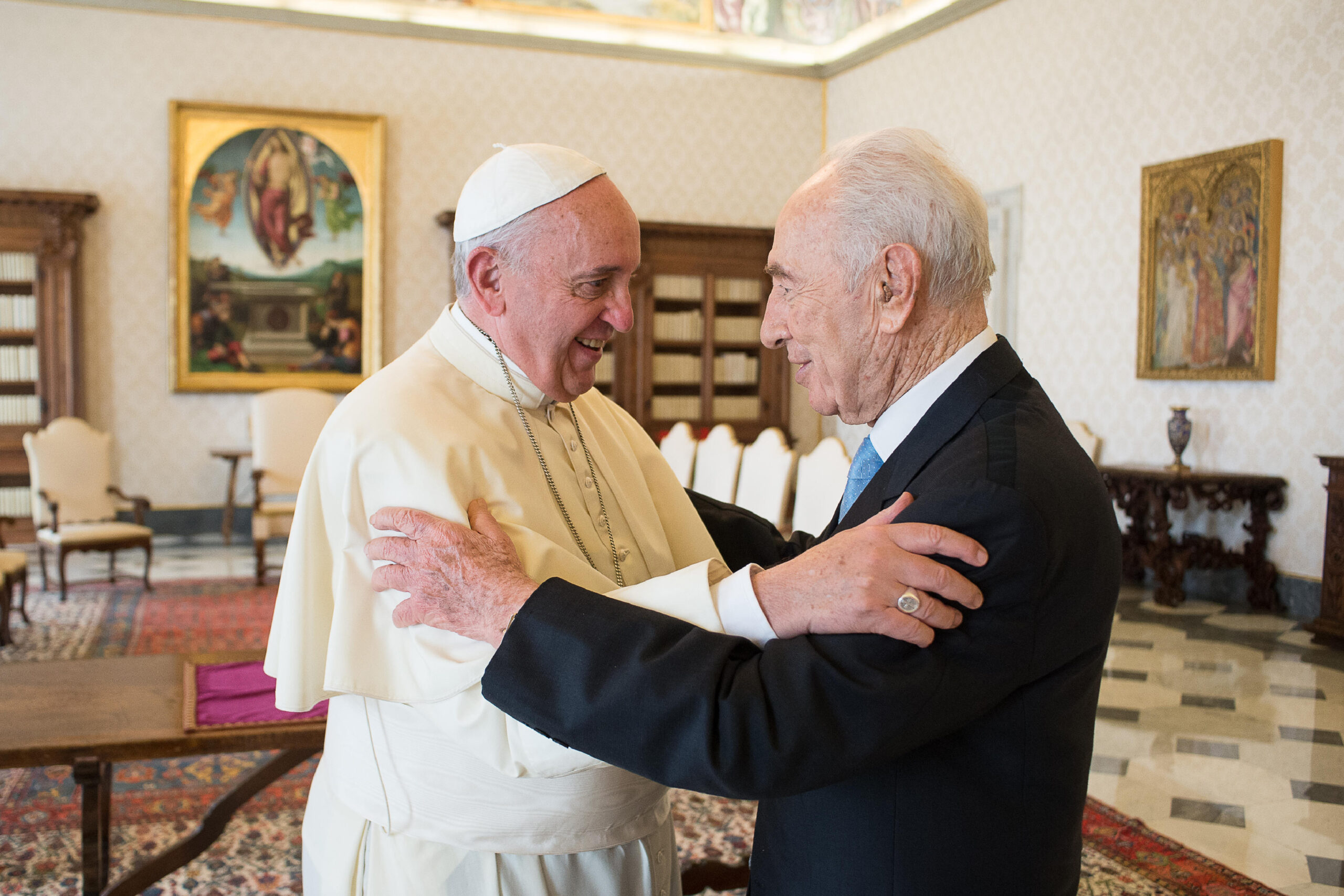 Israel’s Peres pitches “UN of Religions” to pope