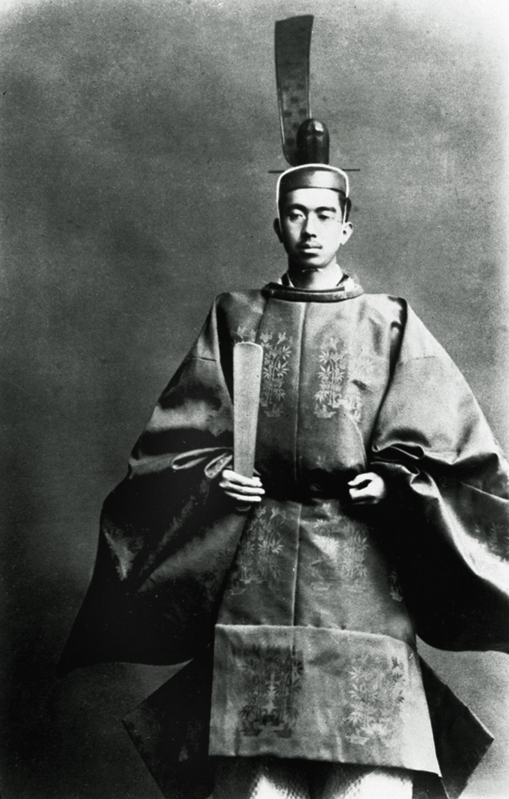 Official history of Hirohito dodges controversies