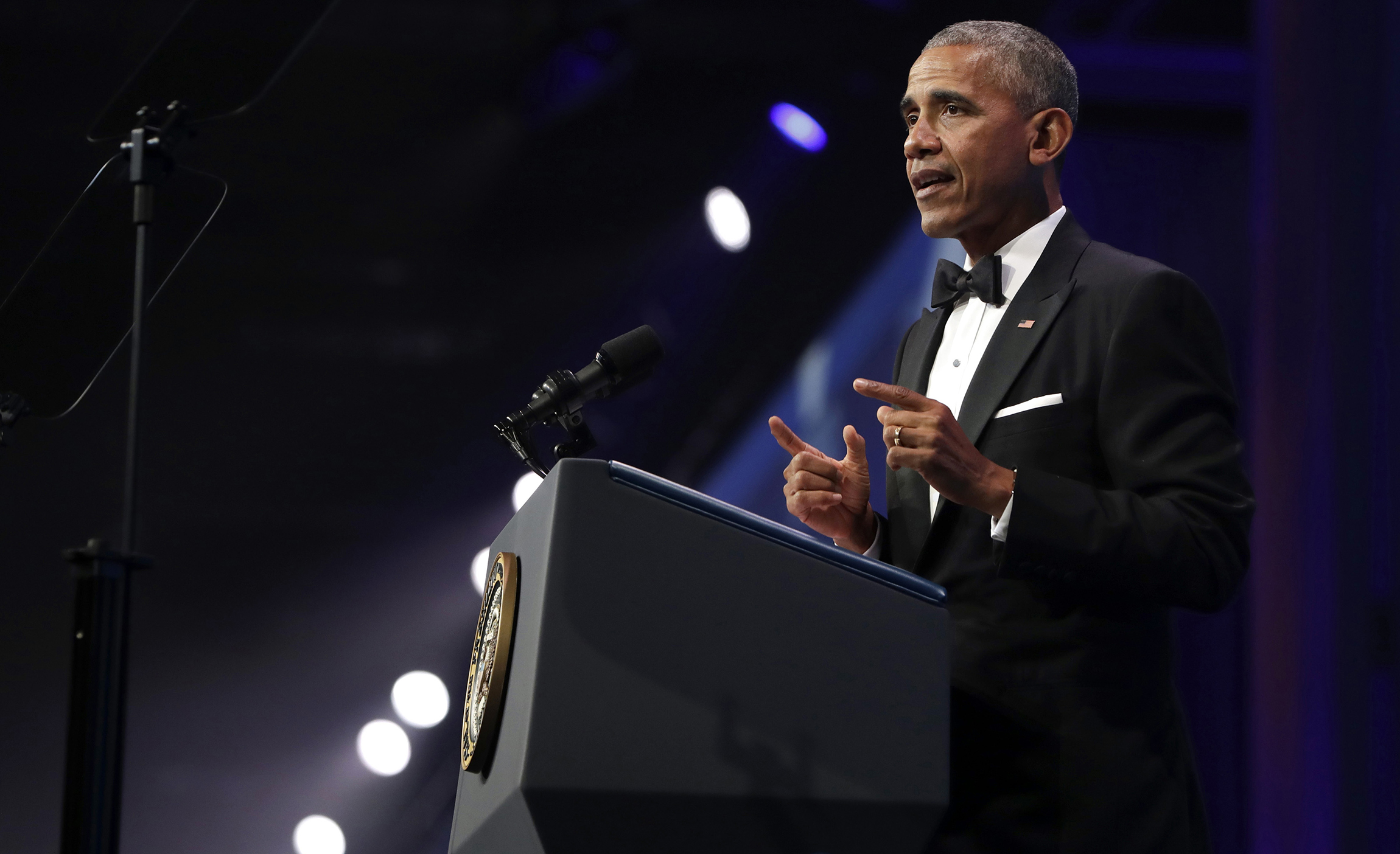 Obama talks aliens, asteriods at Hispanic dinner