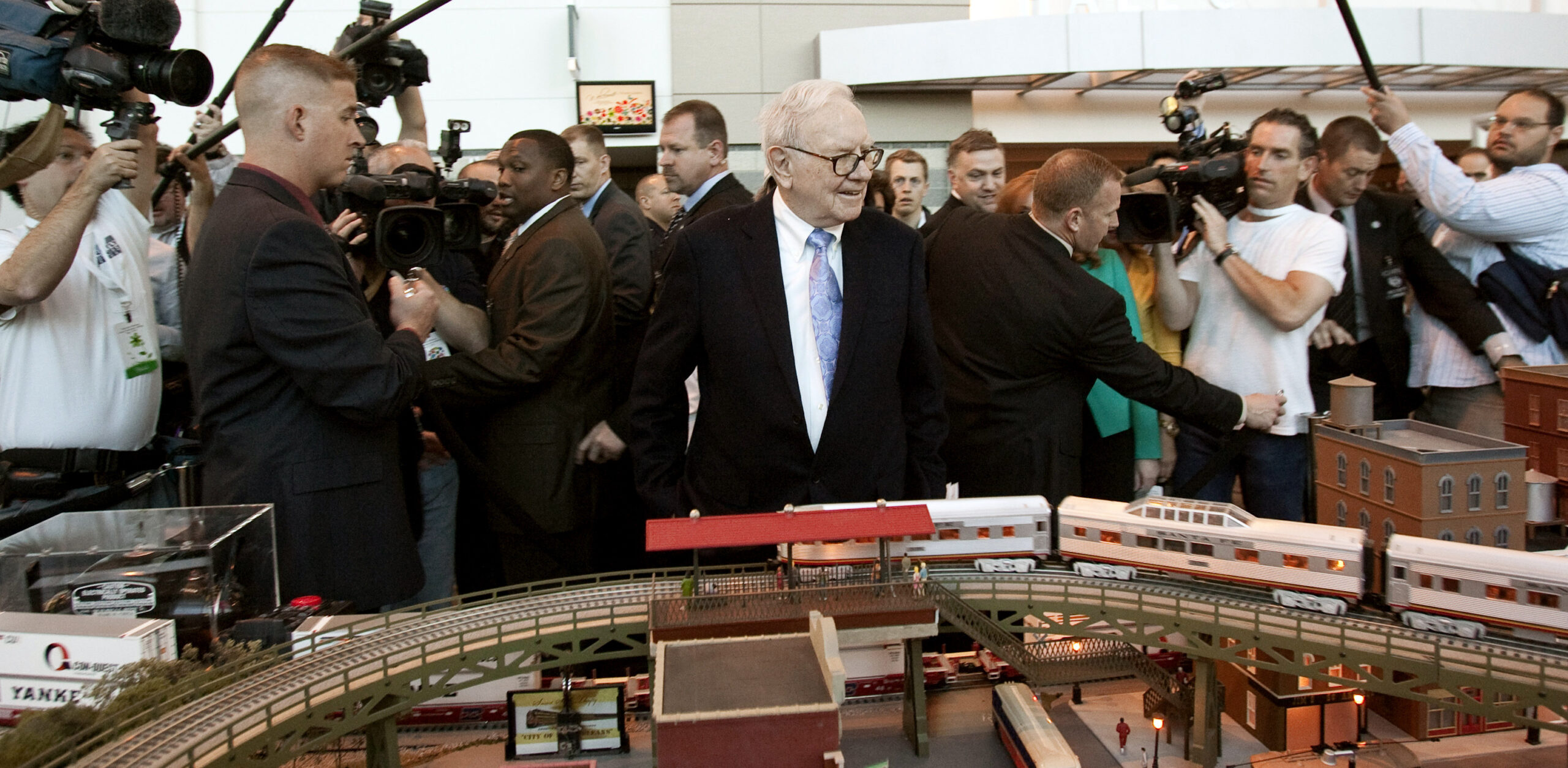 Berkshire Hathaway sells 2 short-line railroads
