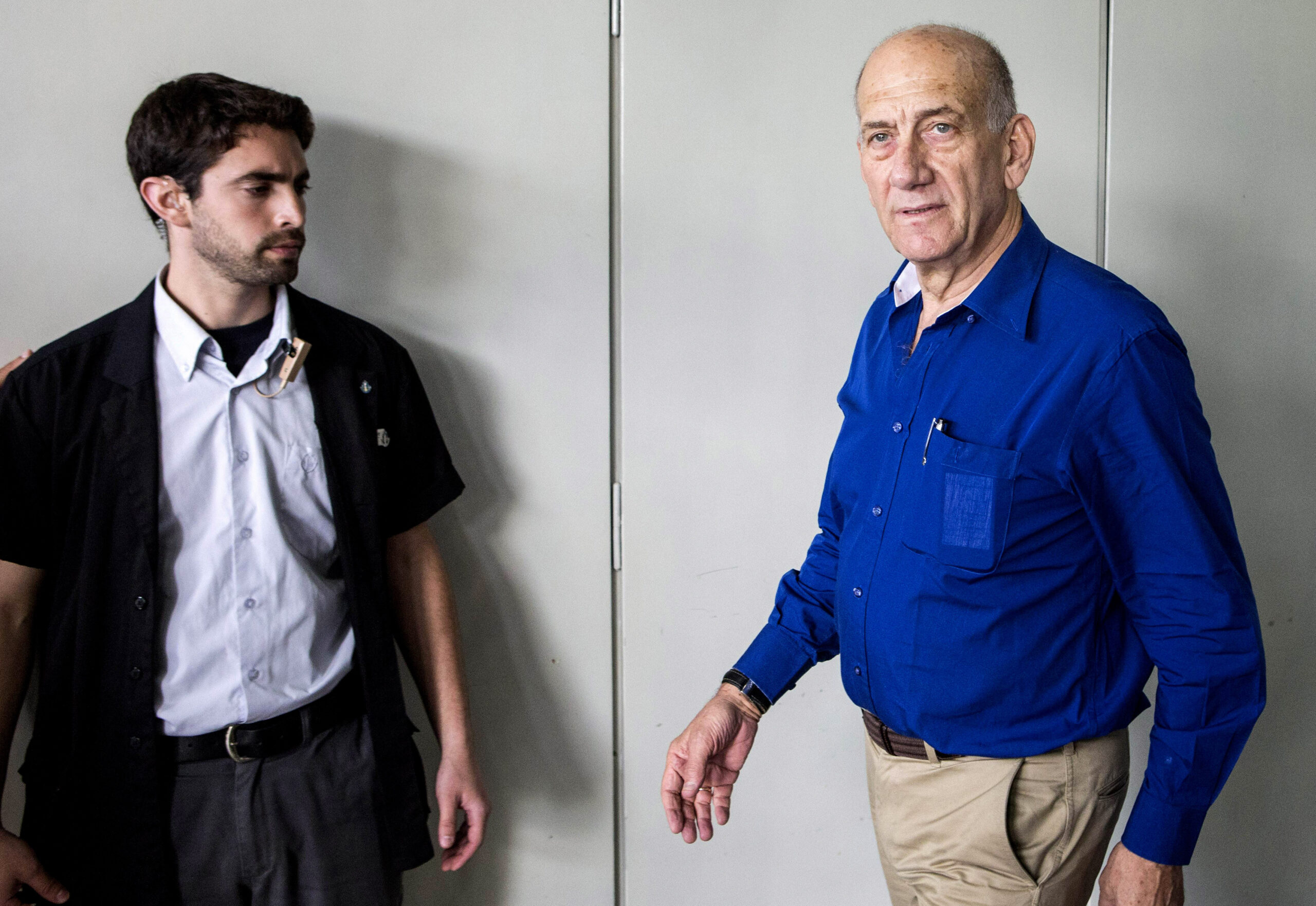 Convicted Israeli politicians glance